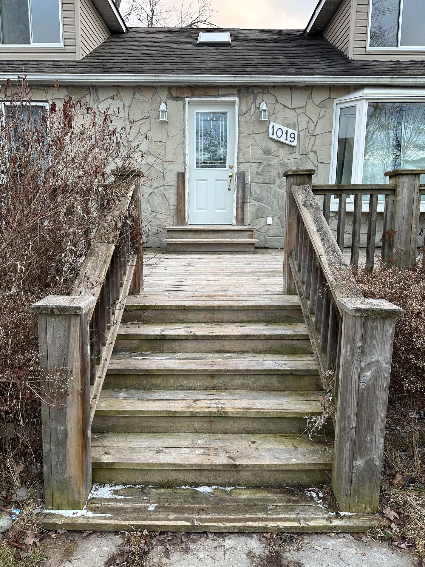 1019 Lake Dr N Property Photo 2