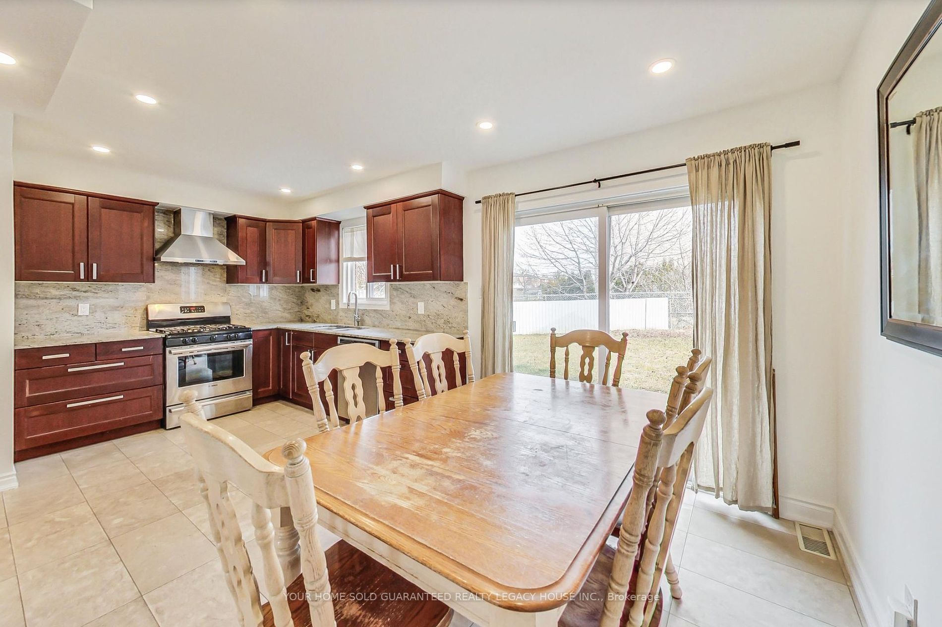 21 Irish Moss Crt Property Photo 8