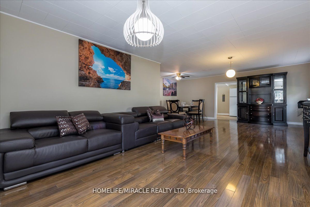 666 Lakelands Ave Property Photo 7