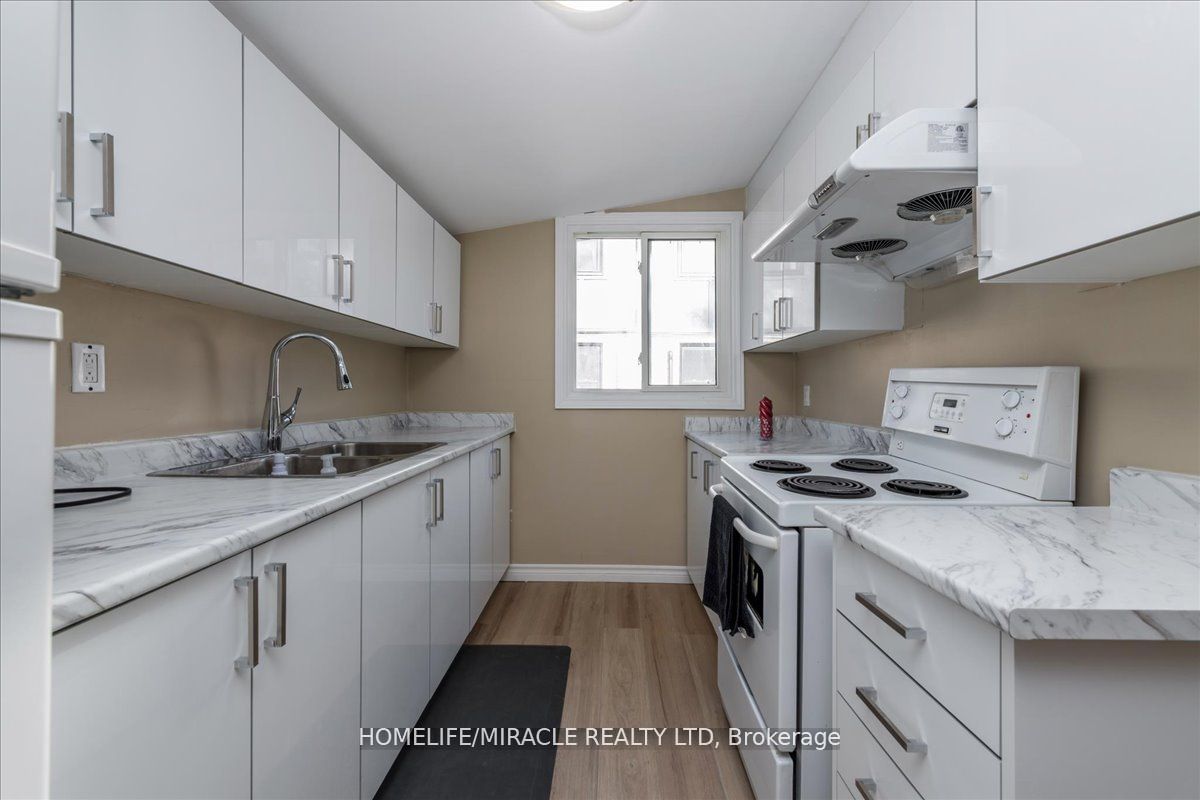 666 Lakelands Ave Property Photo 11