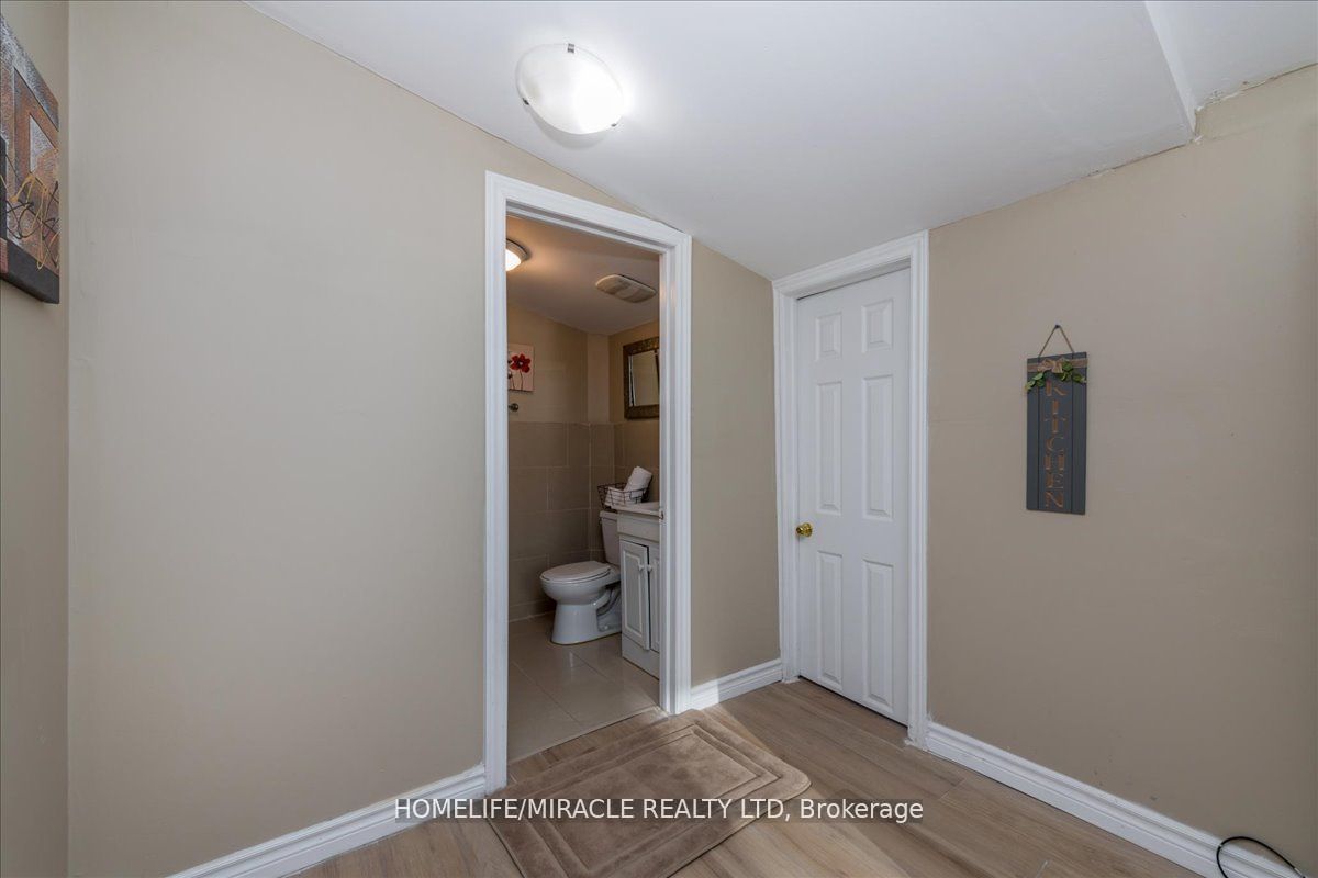 666 Lakelands Ave Property Photo 13