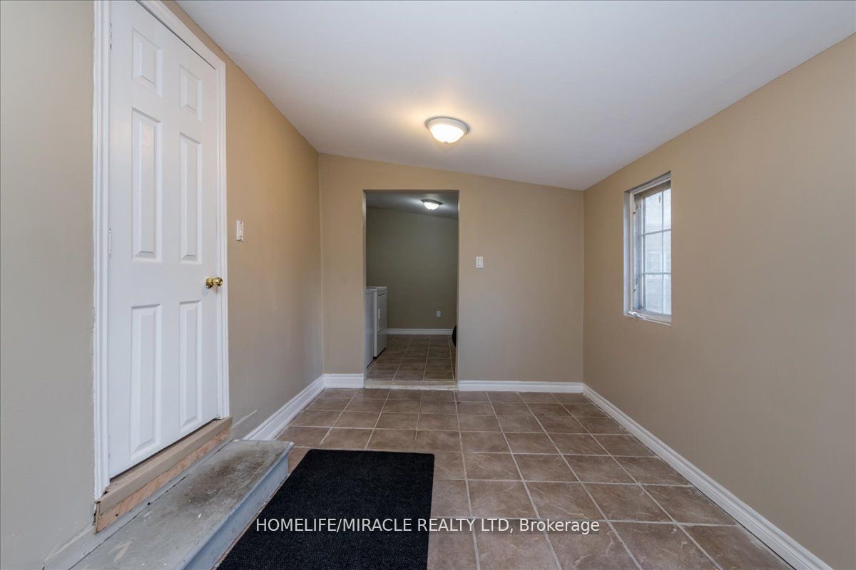 666 Lakelands Ave Property Photo 16
