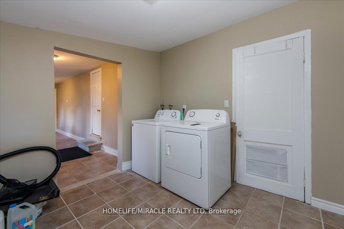 666 Lakelands Ave Property Photo 18