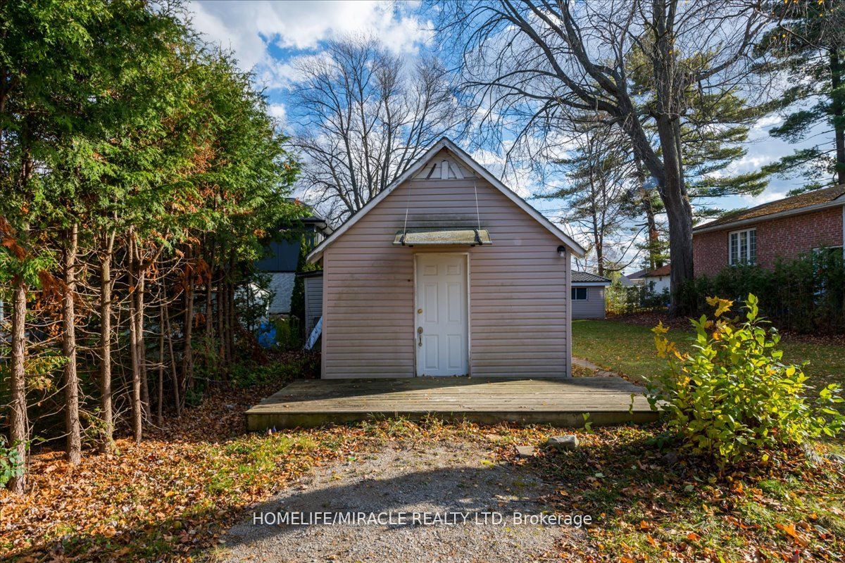 666 Lakelands Ave Property Photo 27