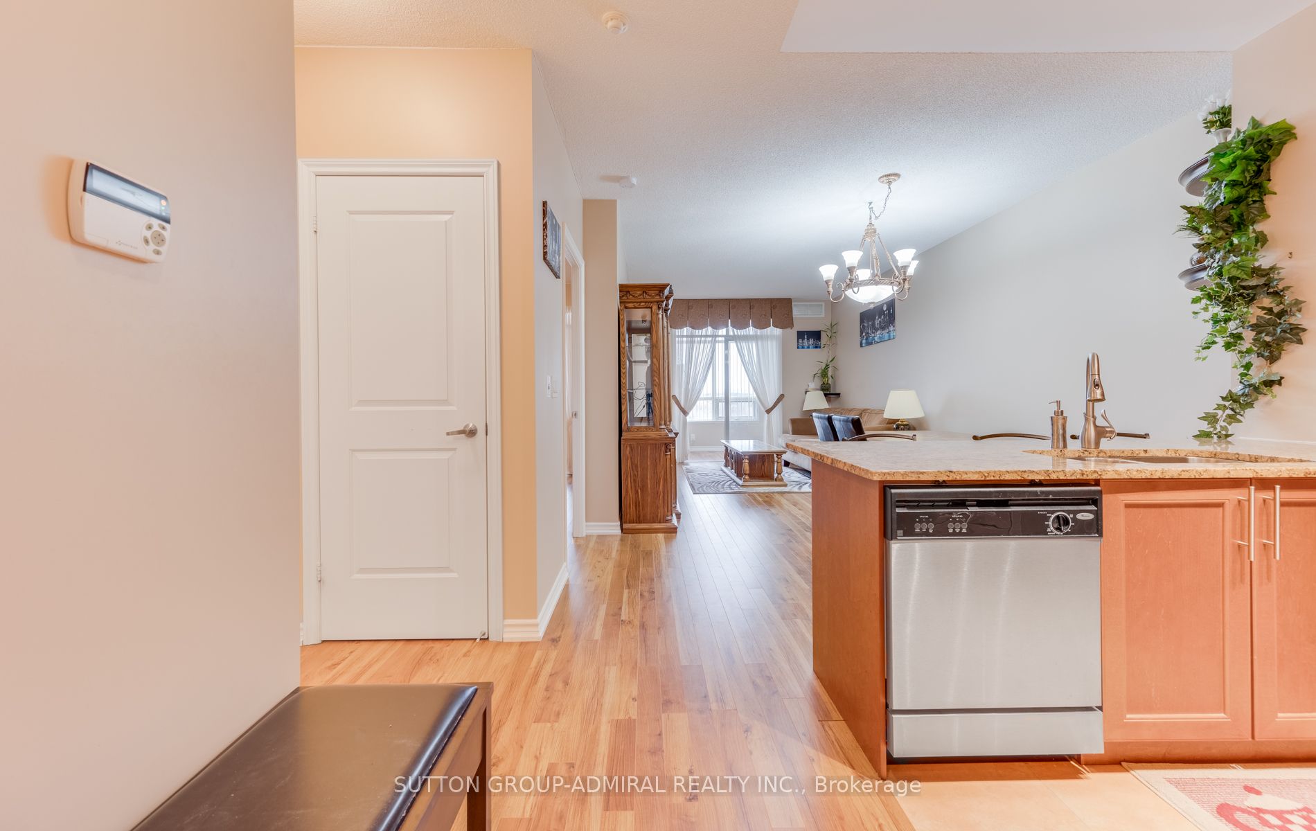 9235 Jane St 03 Property Photo 10