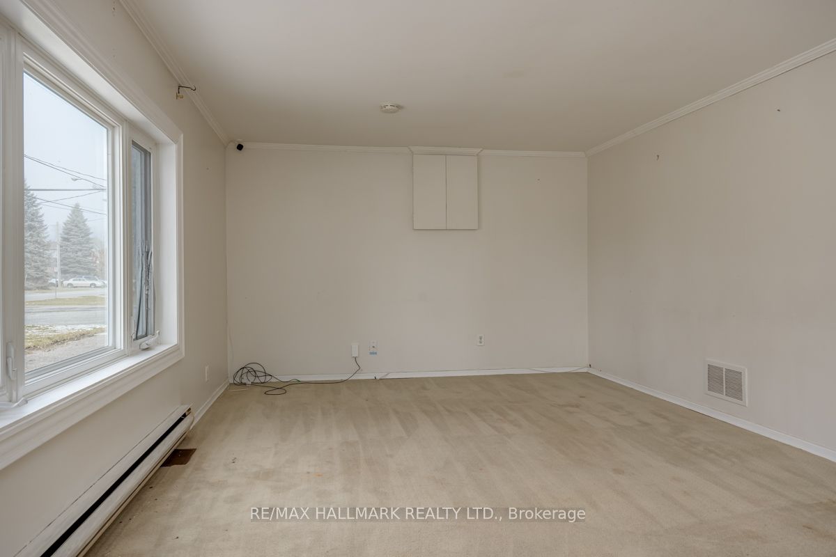 27 Oak Ave Property Photo 5