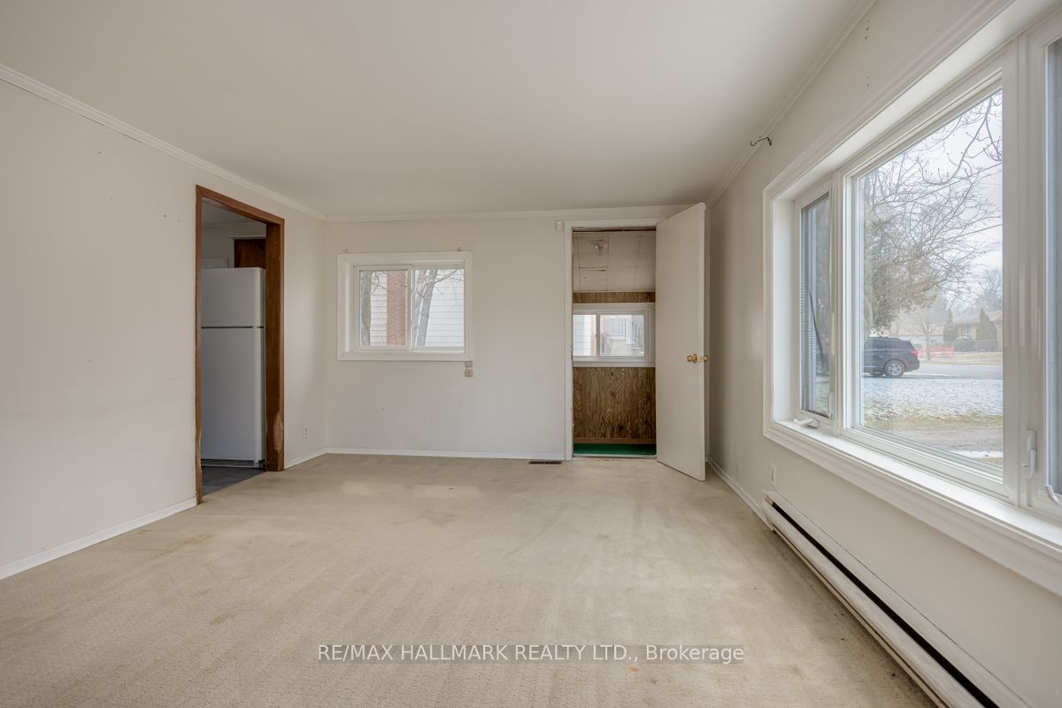 27 Oak Ave Property Photo 7