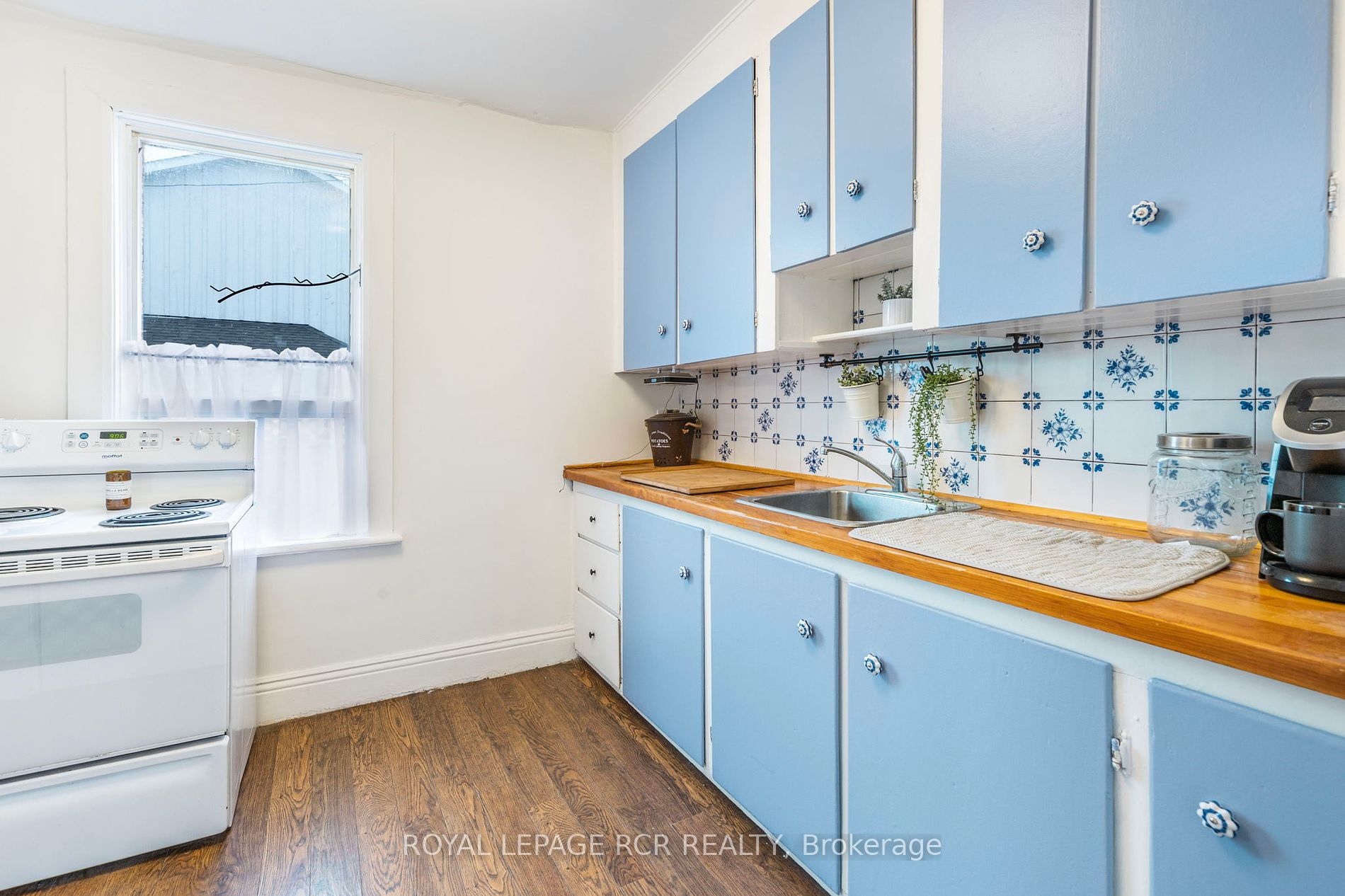 1 Dillane St E Property Photo 10