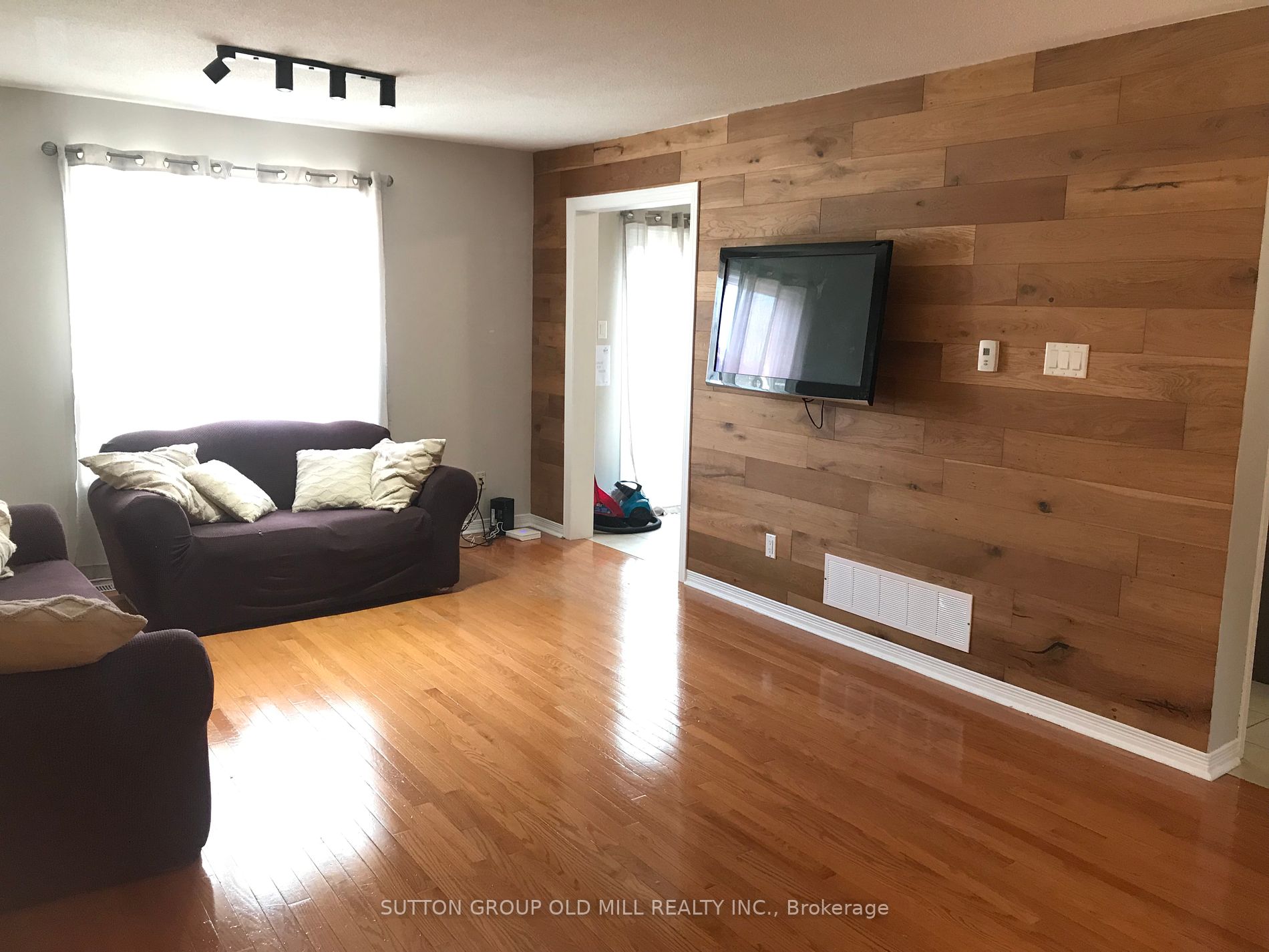 76 Carron Ave Property Photo 5