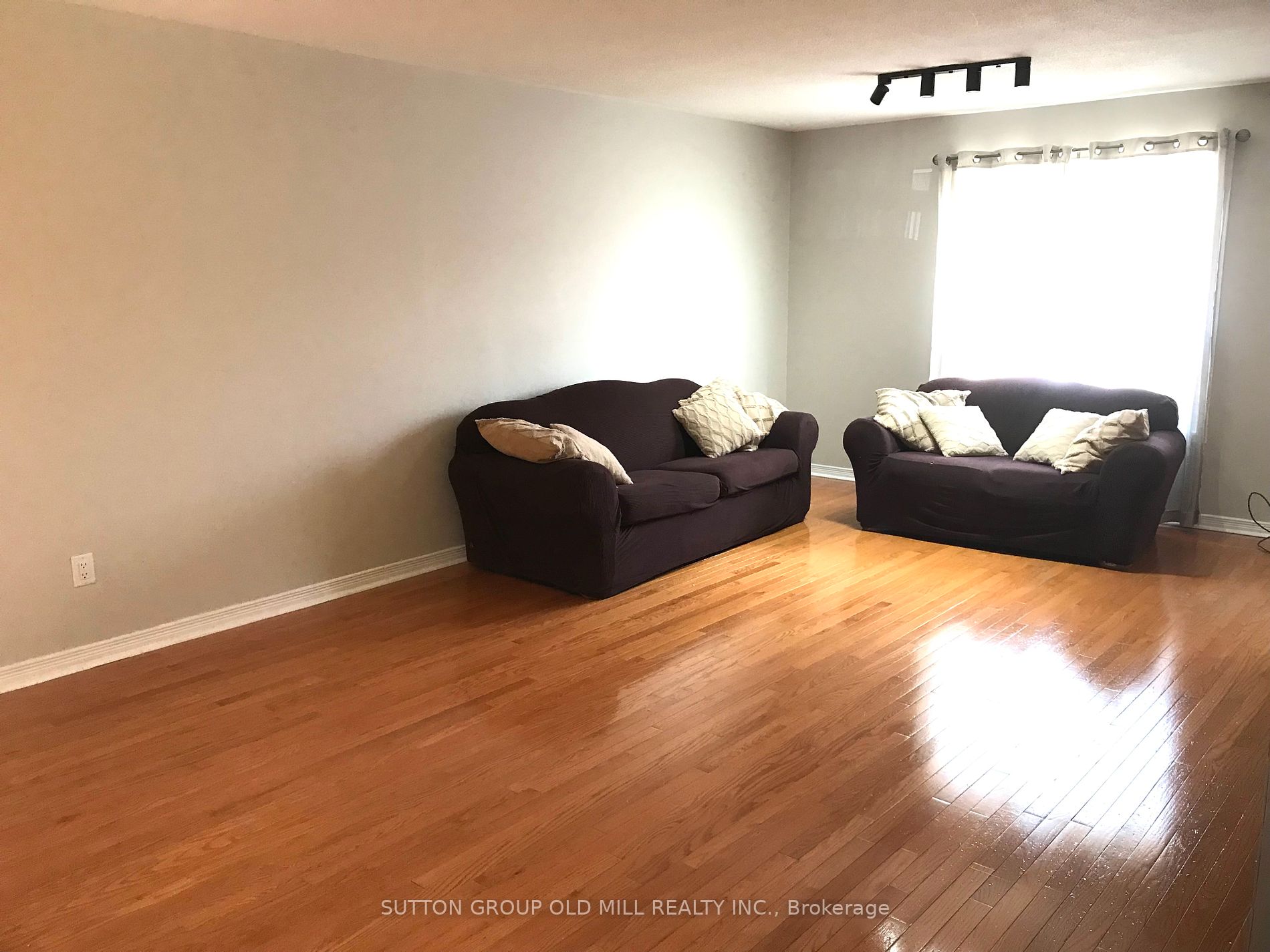 76 Carron Ave Property Photo 6