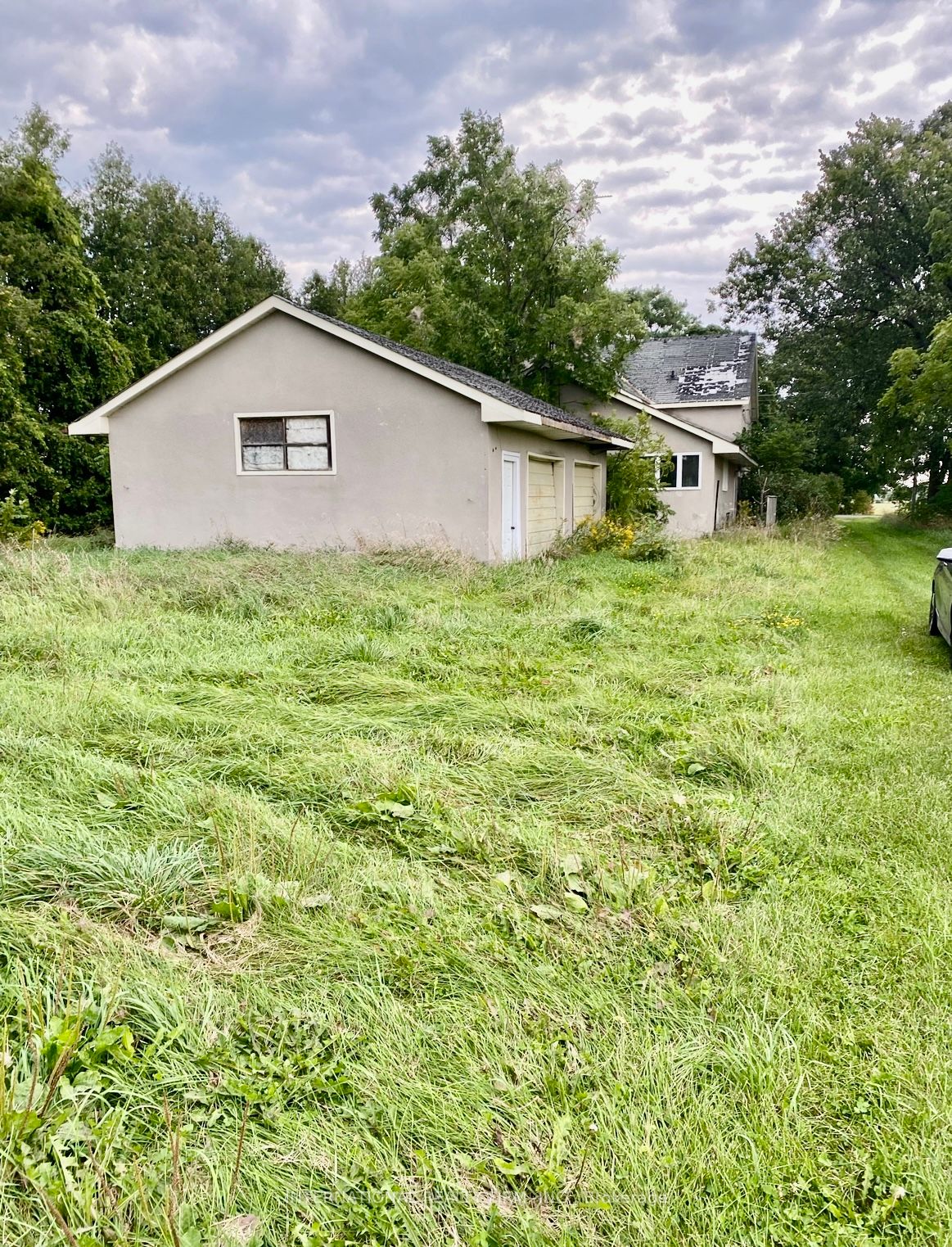 5944 10th Line Property Photo 3