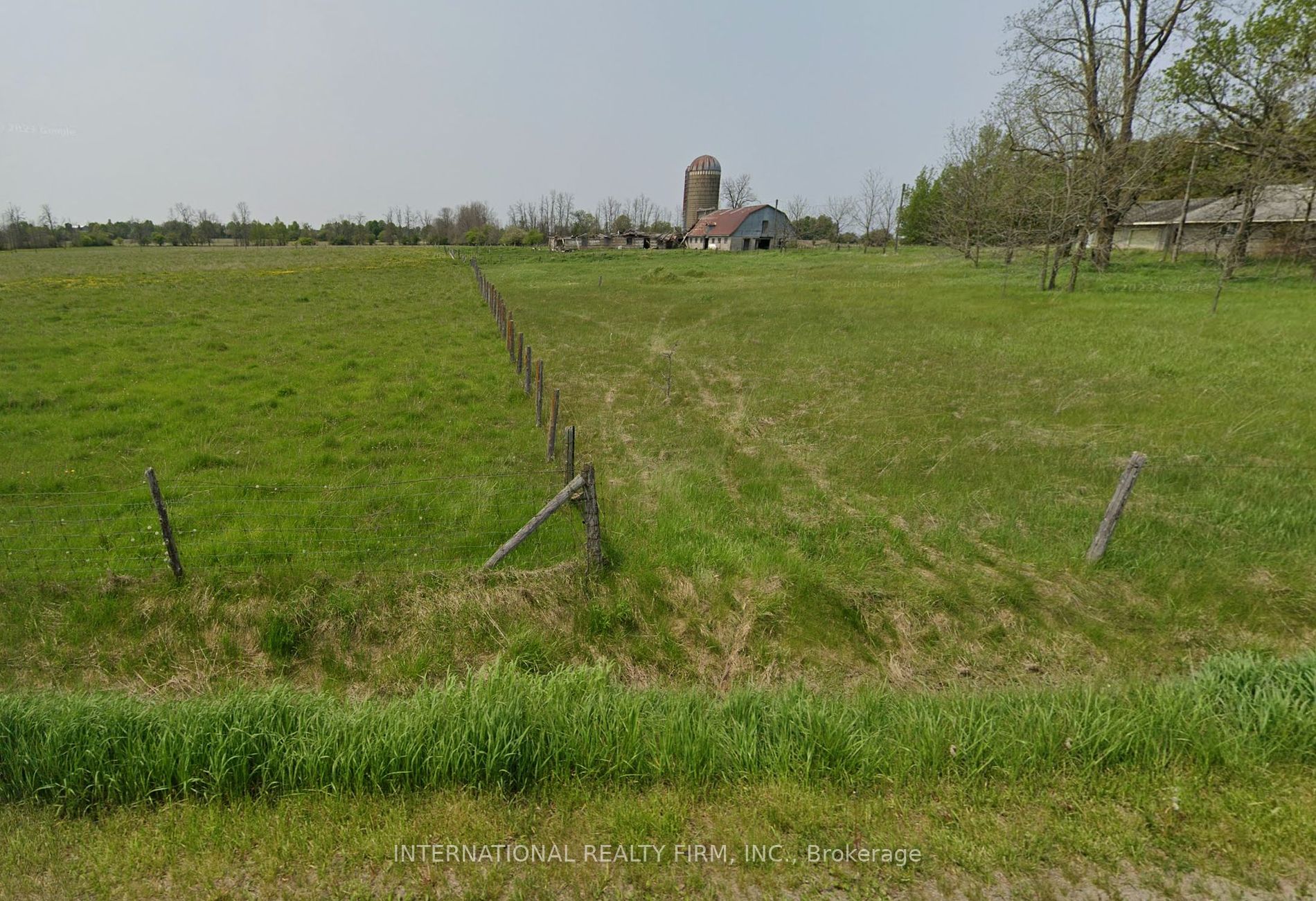 5944 10th Line Property Photo 4