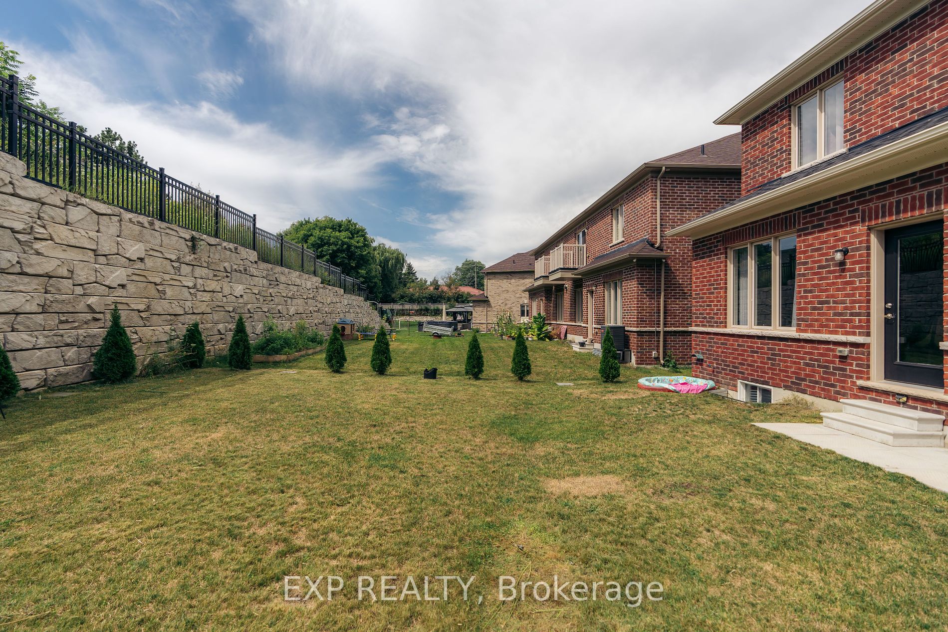 147 Kingsmere Cres Property Photo 37