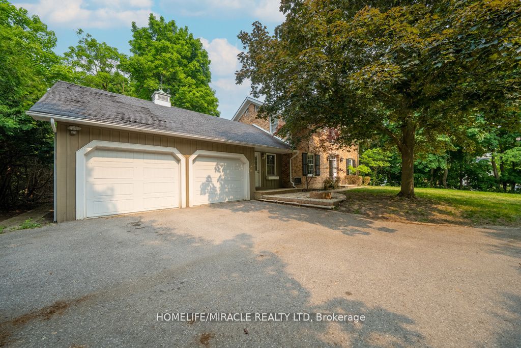 10 Houghton Blvd Property Photo 4
