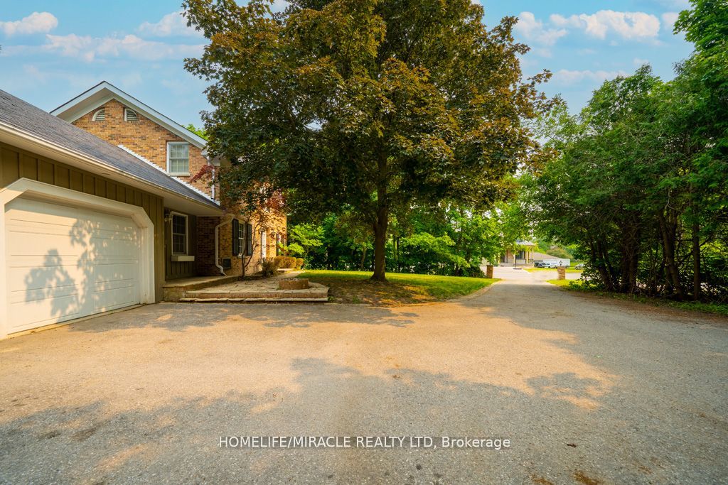 10 Houghton Blvd Property Photo 5
