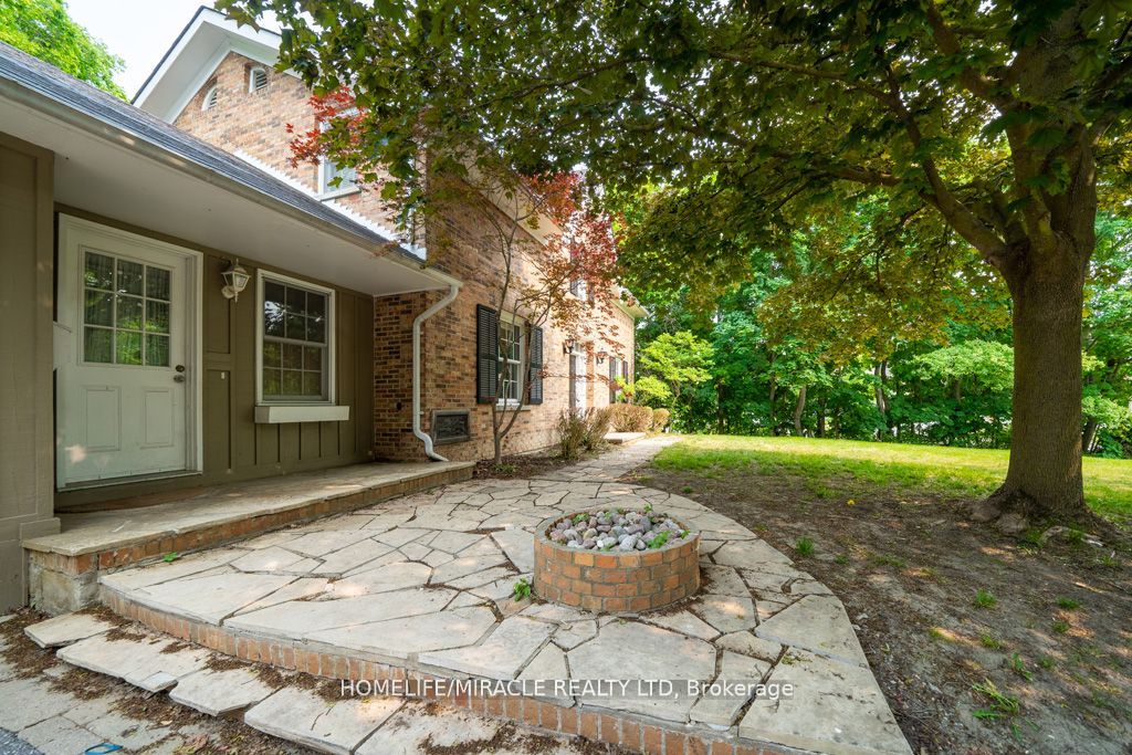 10 Houghton Blvd Property Photo 6