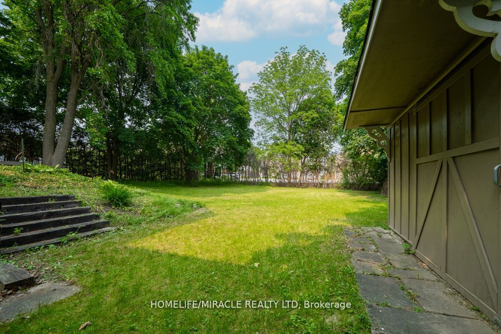 10 Houghton Blvd Property Photo 32