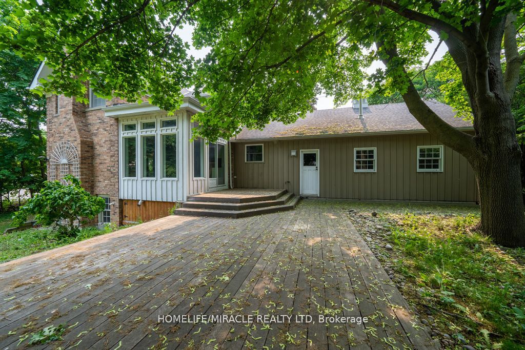 10 Houghton Blvd Property Photo 33