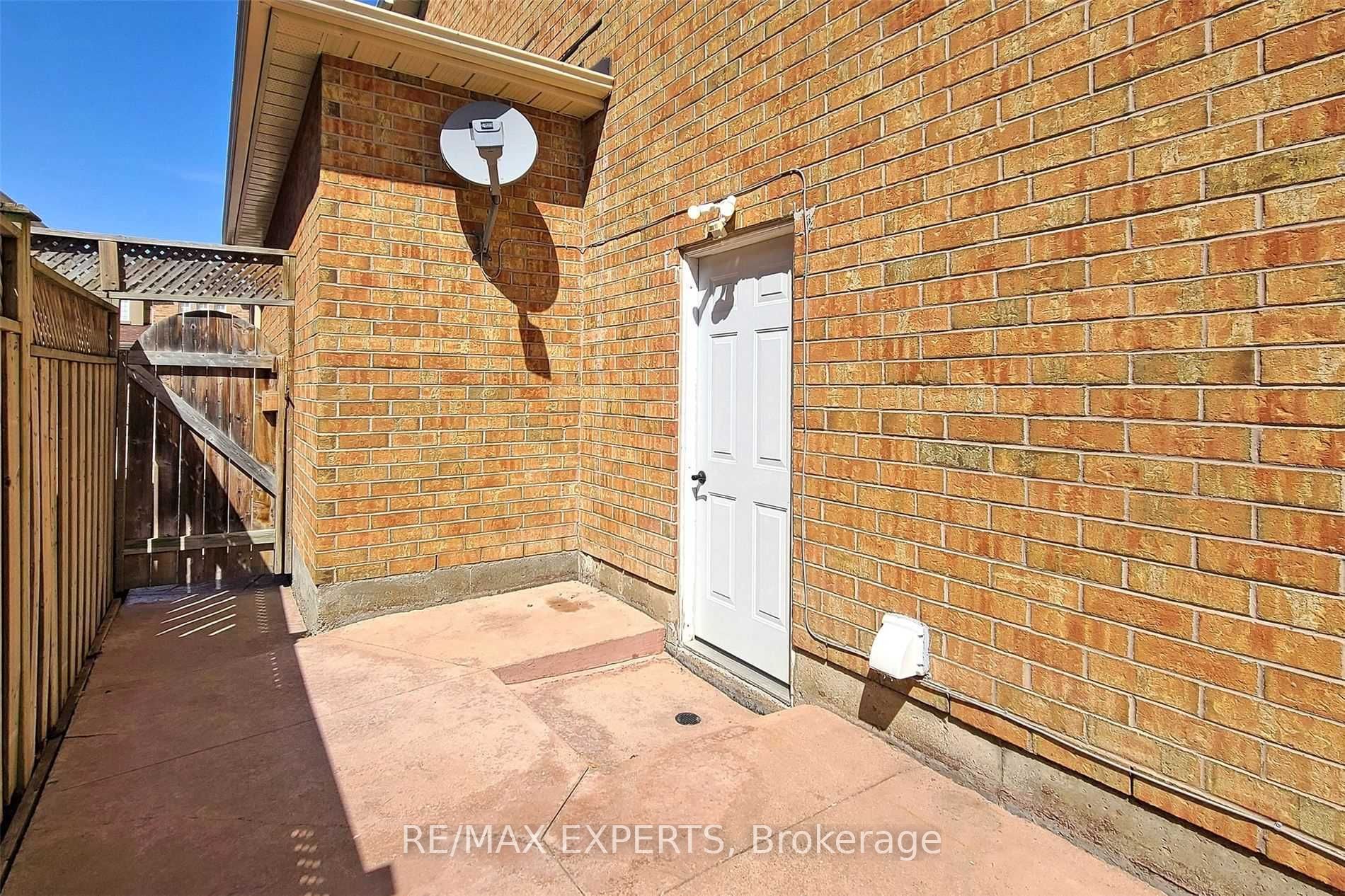 81 Eddington Pl Property Photo 2