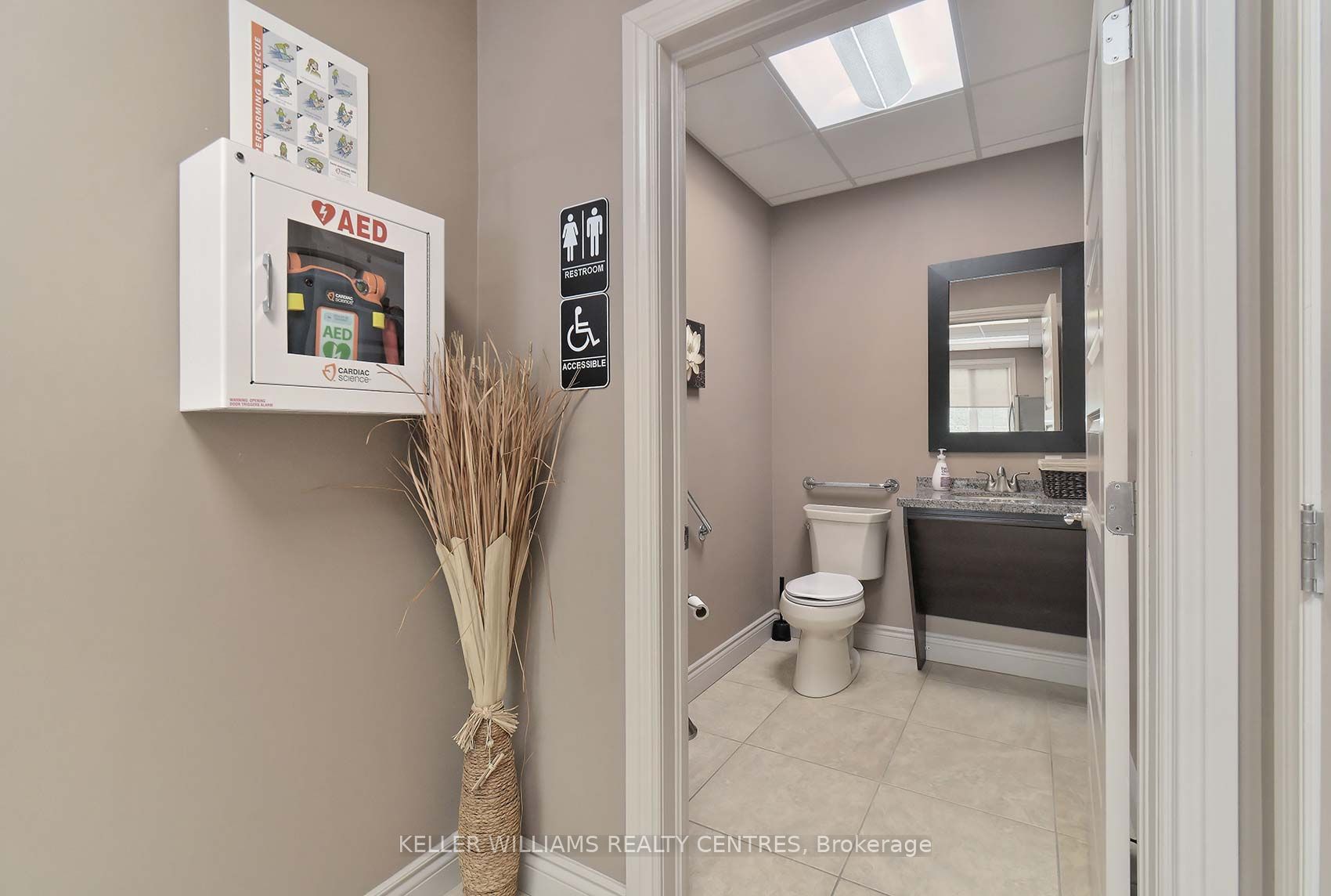 277 The Queensway S Property Photo 19