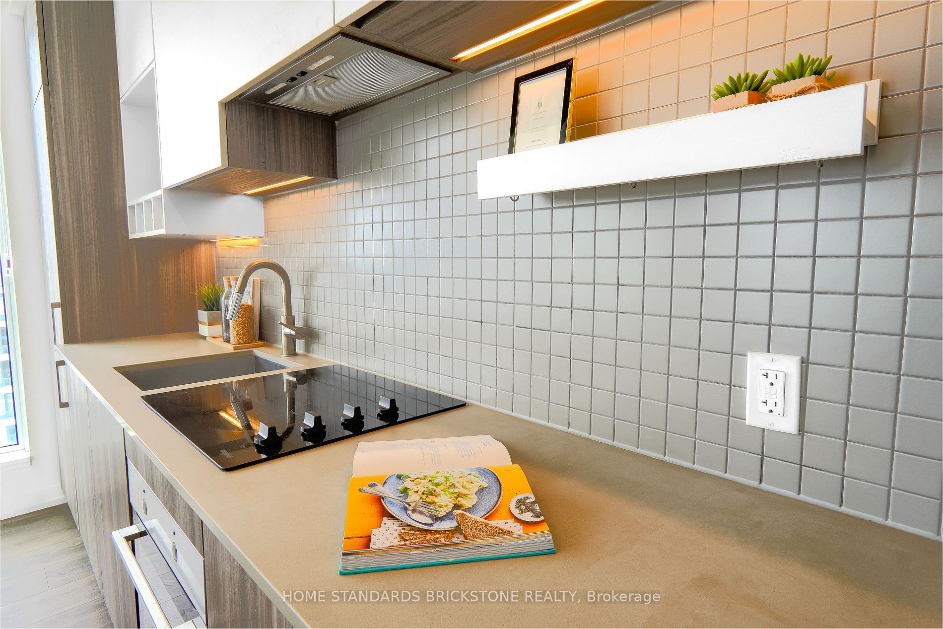 898 Portage Pkwy 2 Property Photo 6