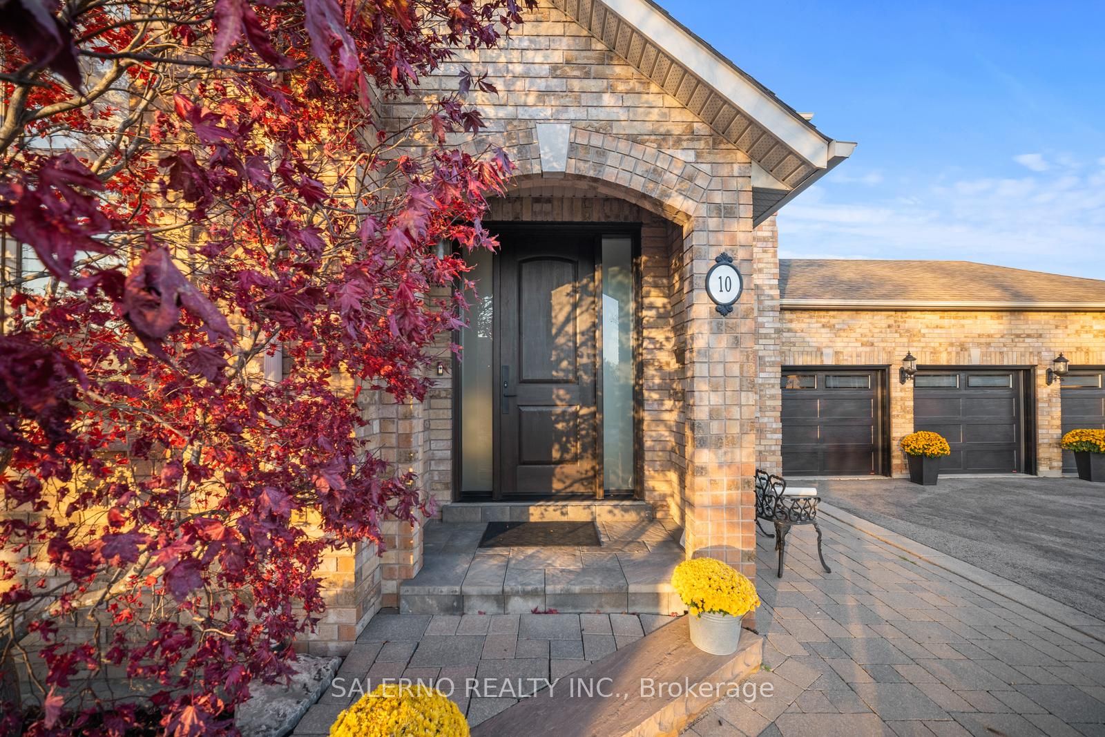 10 Farmcrest Crt Property Photo 6