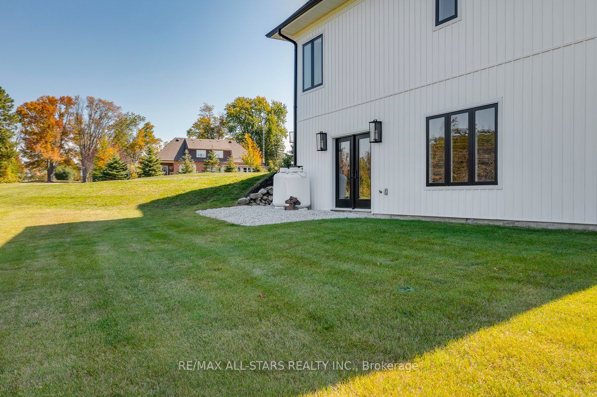 26118 Warden Ave Property Photo 5