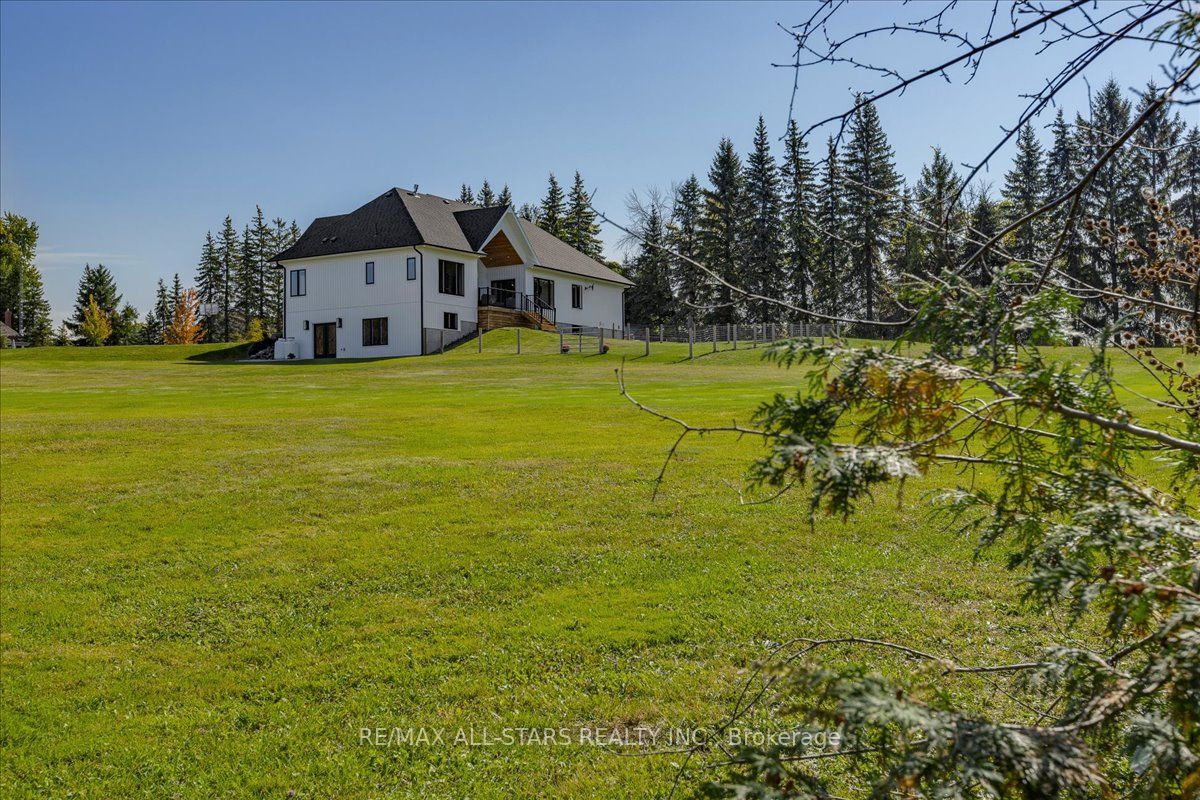 26118 Warden Ave Property Photo 6