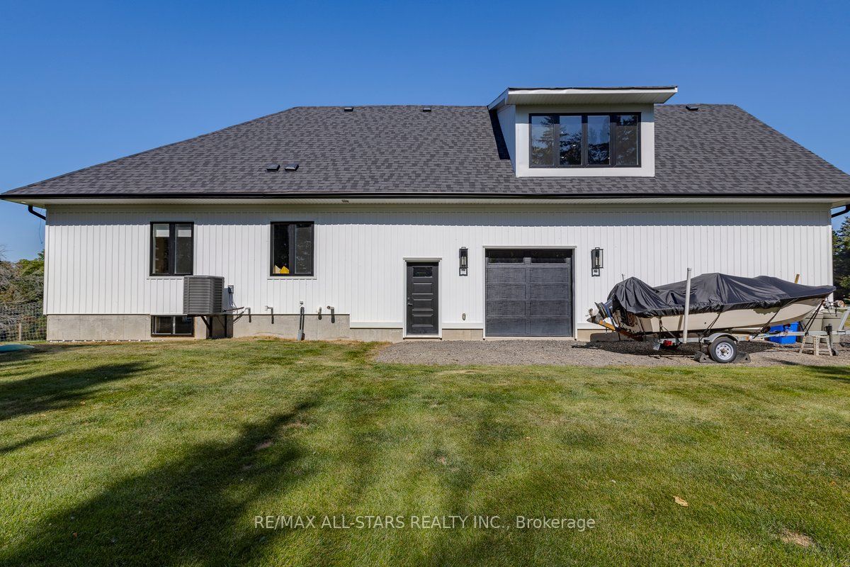 26118 Warden Ave Property Photo 8
