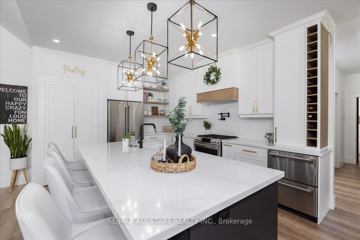 26118 Warden Ave Property Photo 16