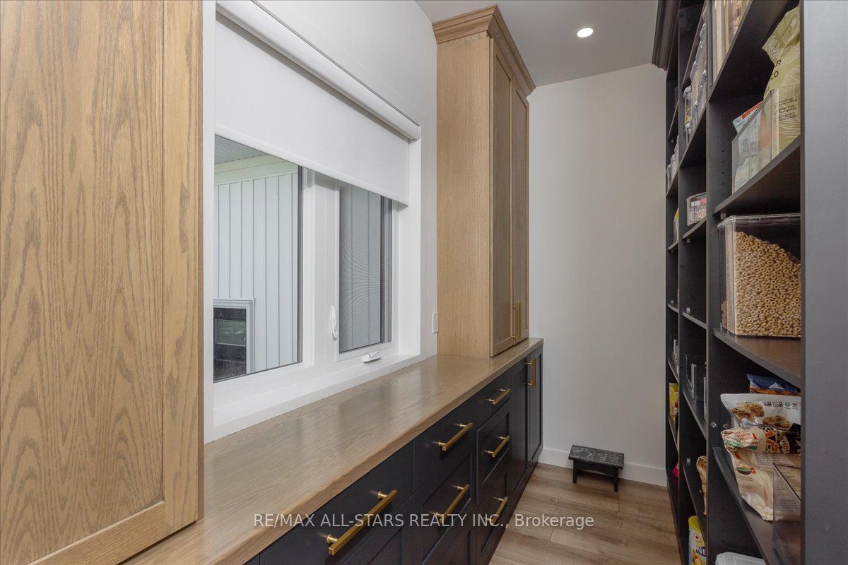26118 Warden Ave Property Photo 19