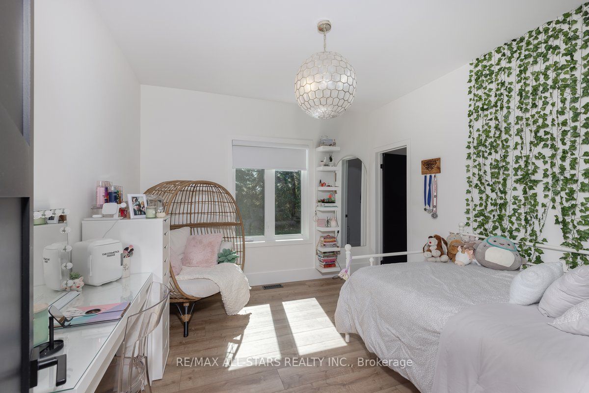 26118 Warden Ave Property Photo 24