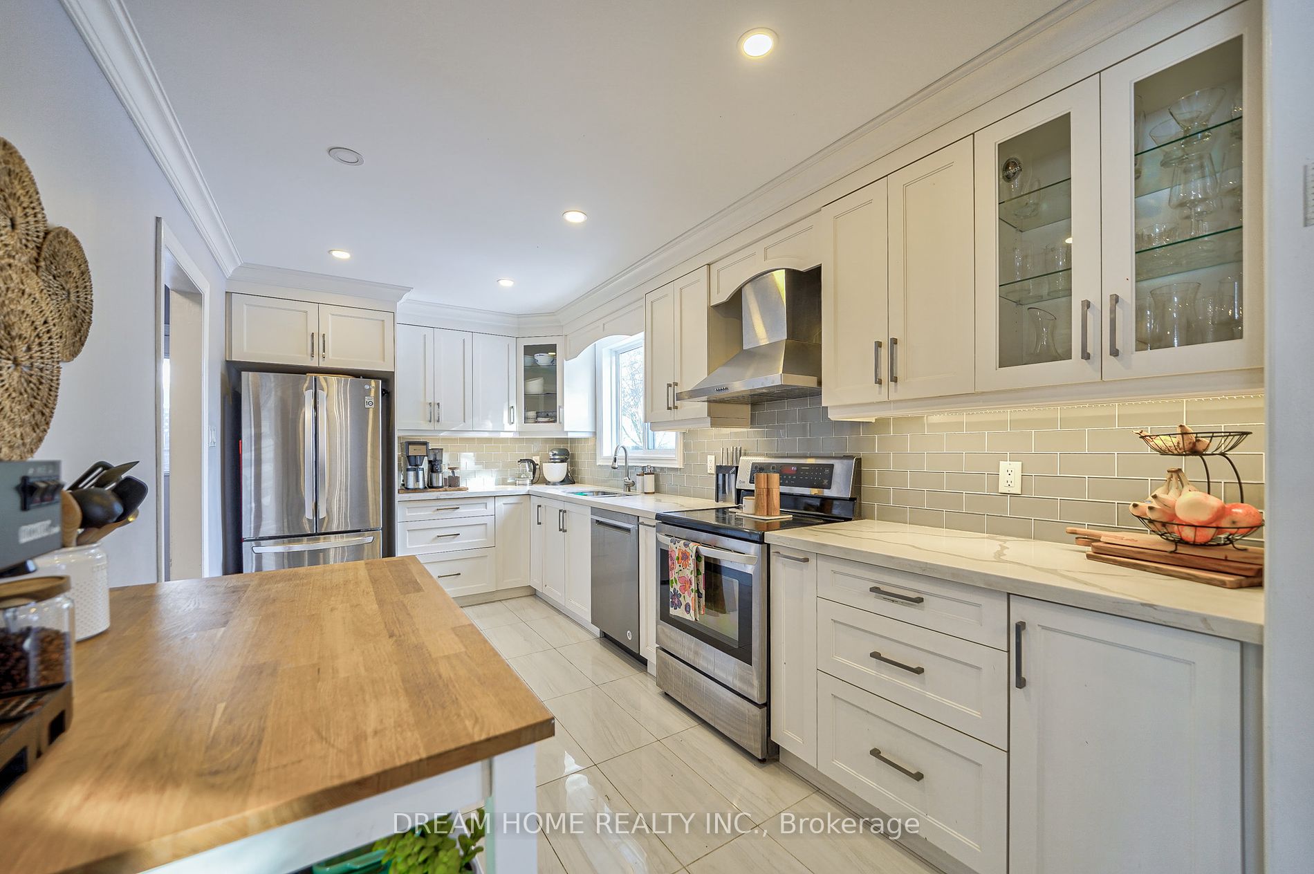 417 Borden Ave Property Photo 8