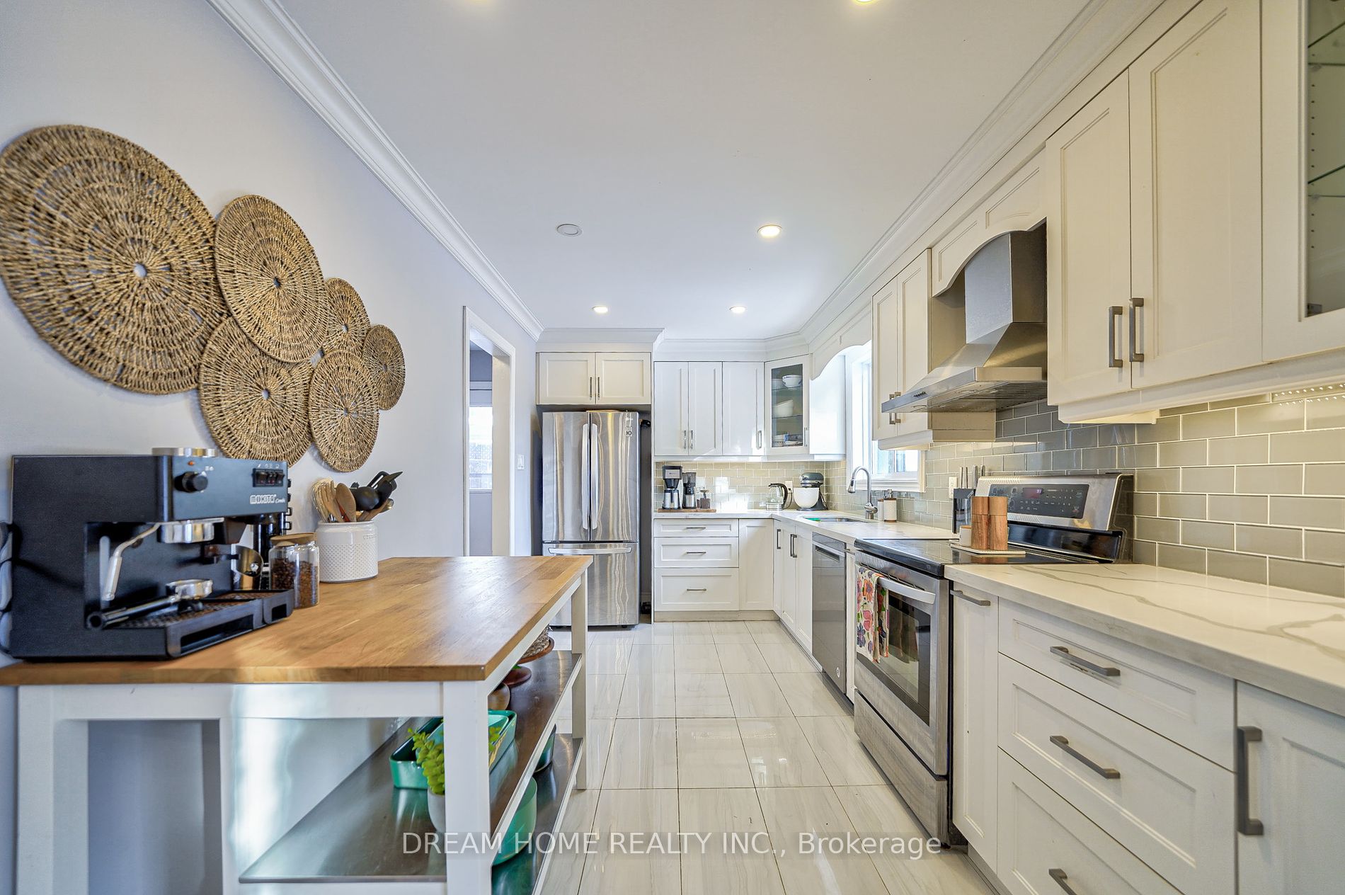 417 Borden Ave Property Photo 12