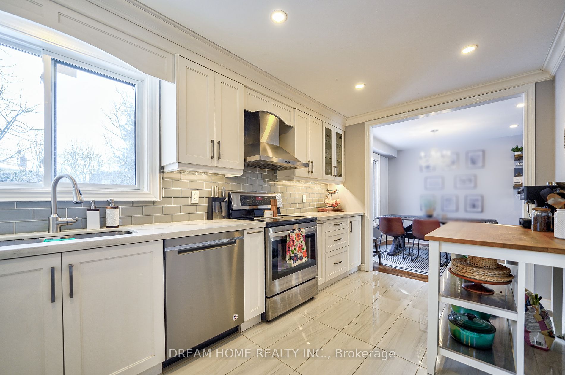 417 Borden Ave Property Photo 13