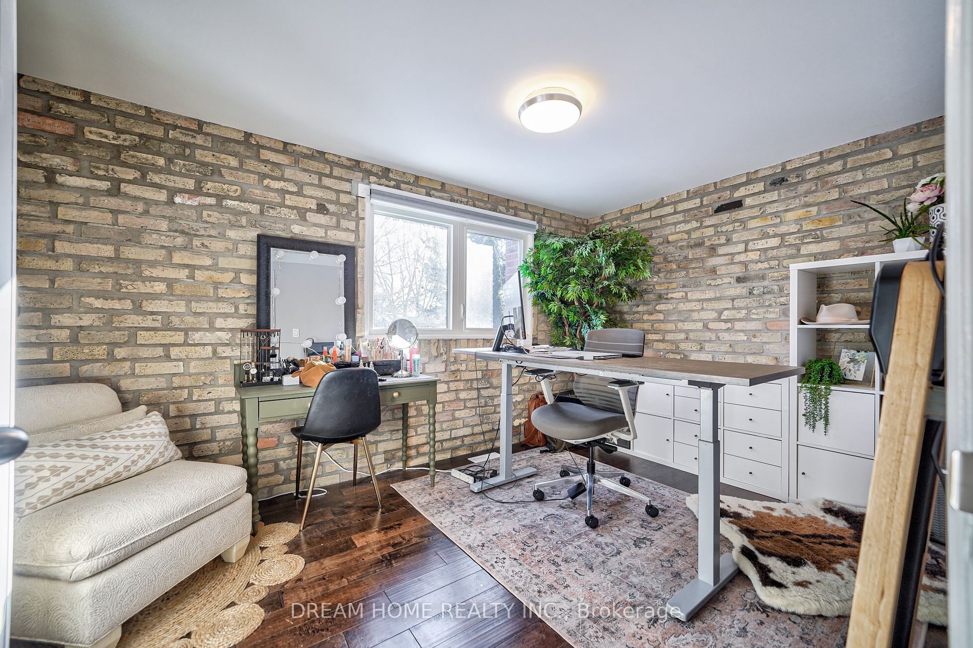 417 Borden Ave Property Photo 17