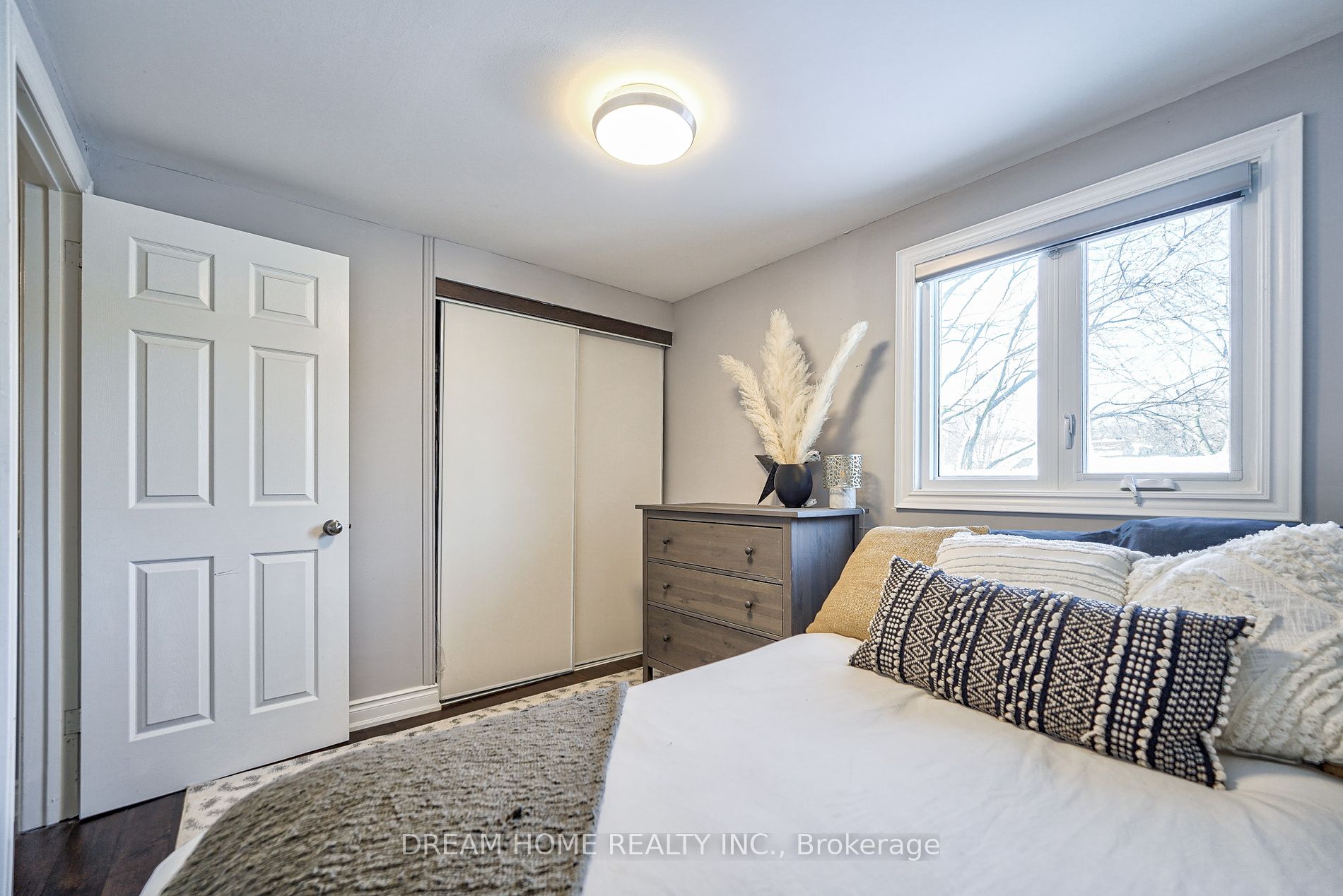 417 Borden Ave Property Photo 21
