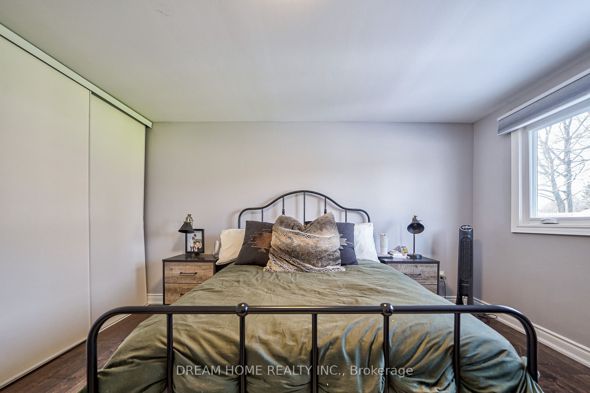 417 Borden Ave Property Photo 24