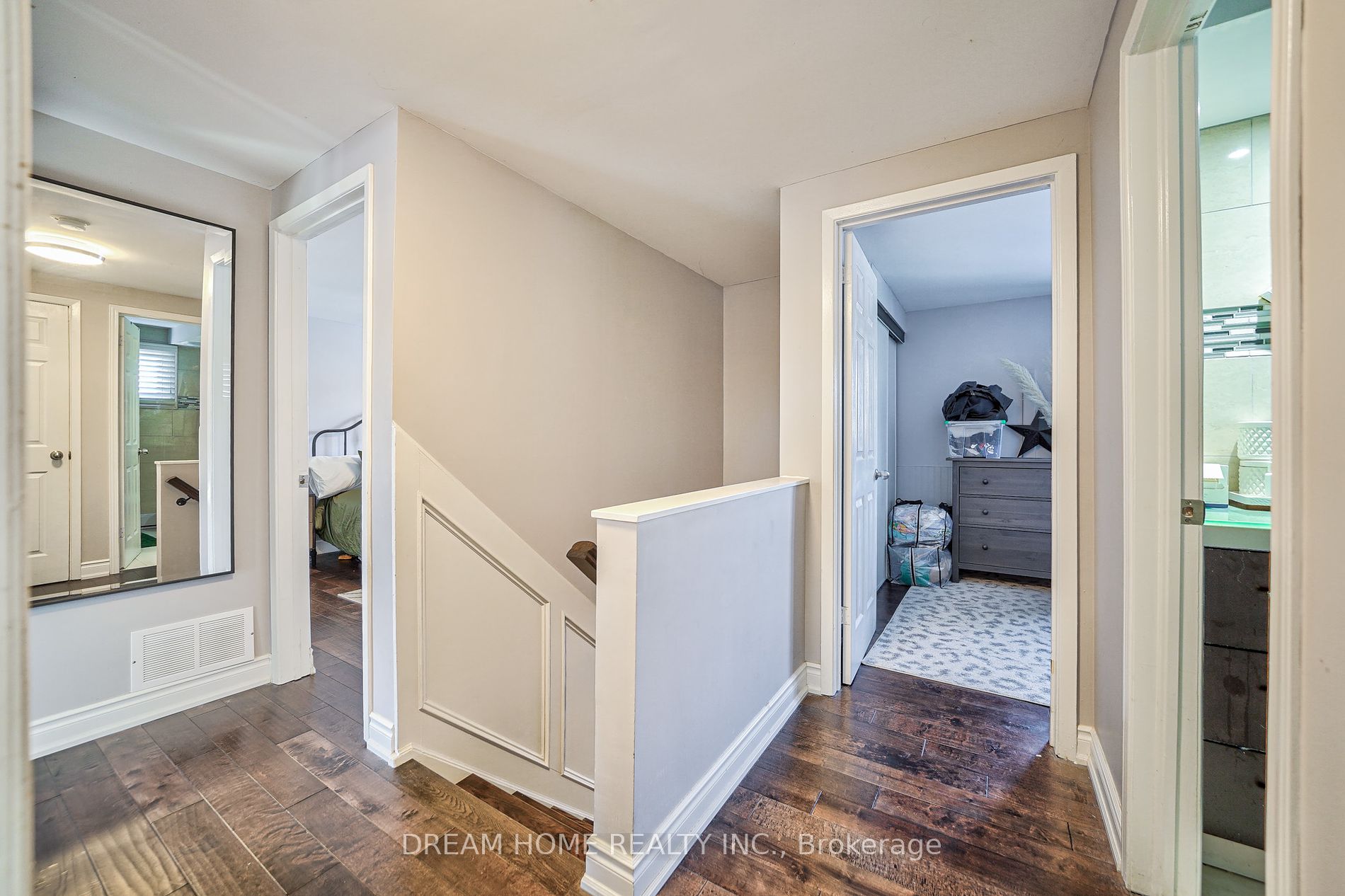 417 Borden Ave Property Photo 28