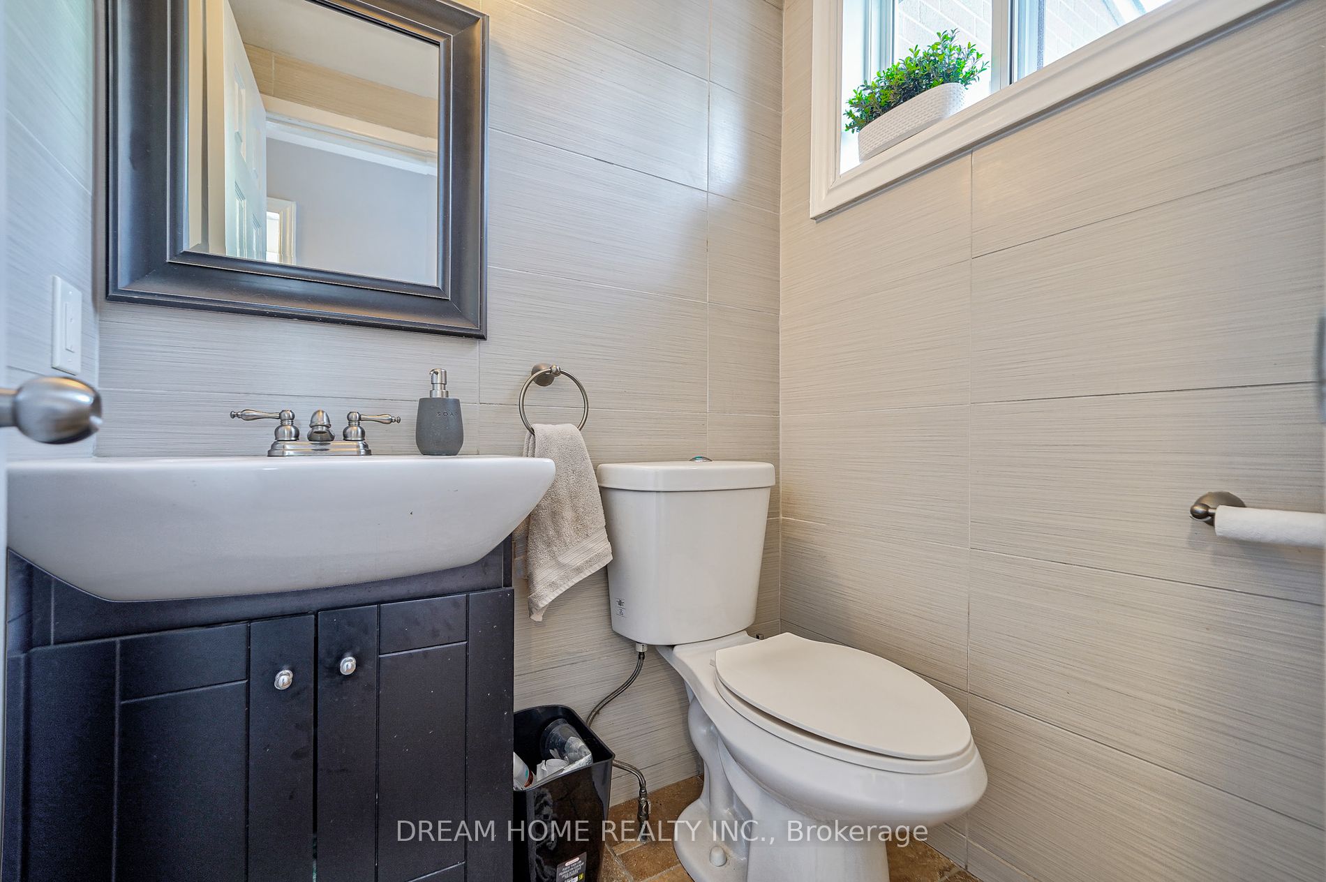 417 Borden Ave Property Photo 32