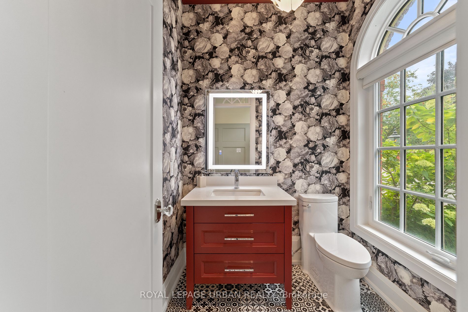 35 Willett Cres Property Photo 5