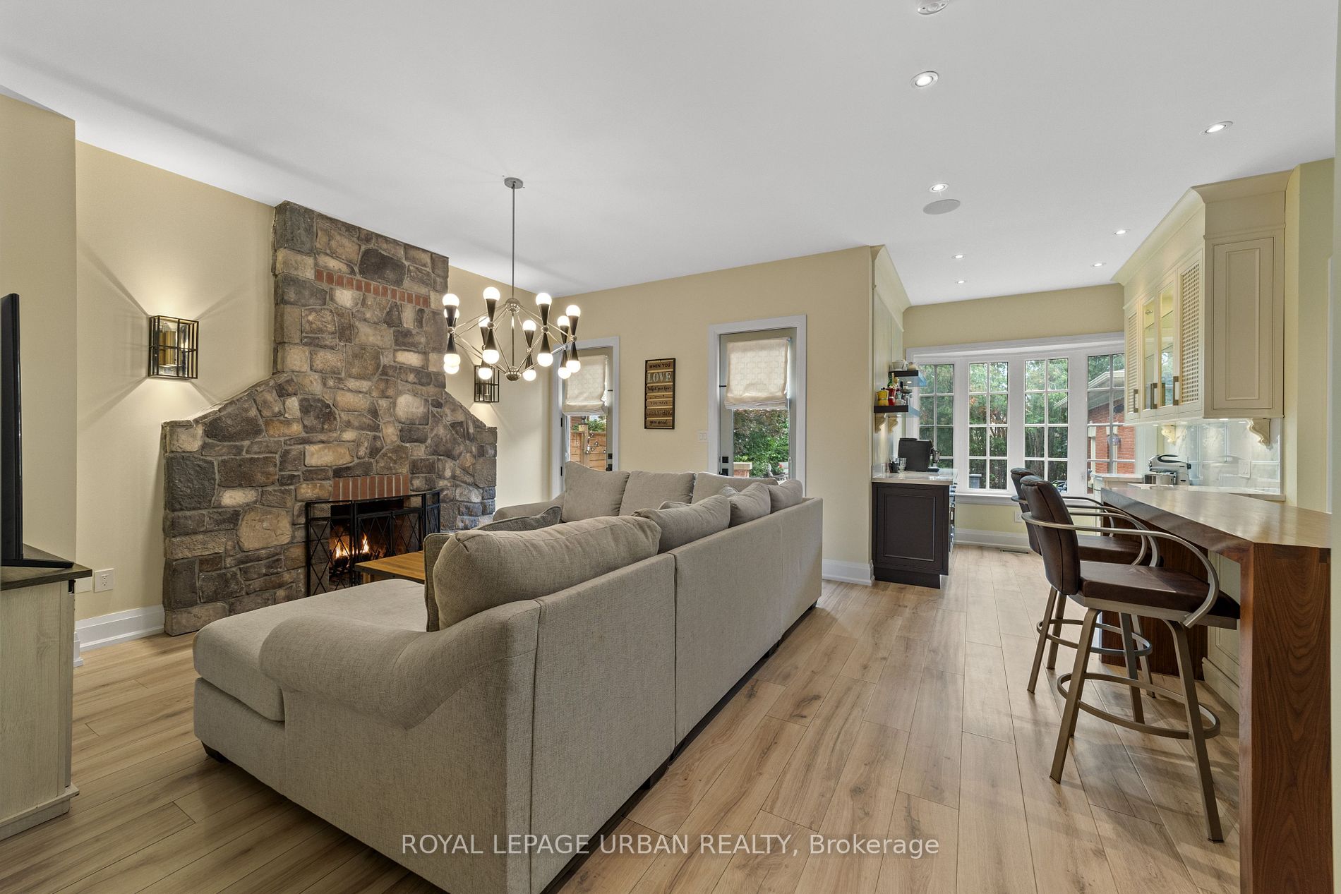 35 Willett Cres Property Photo 6