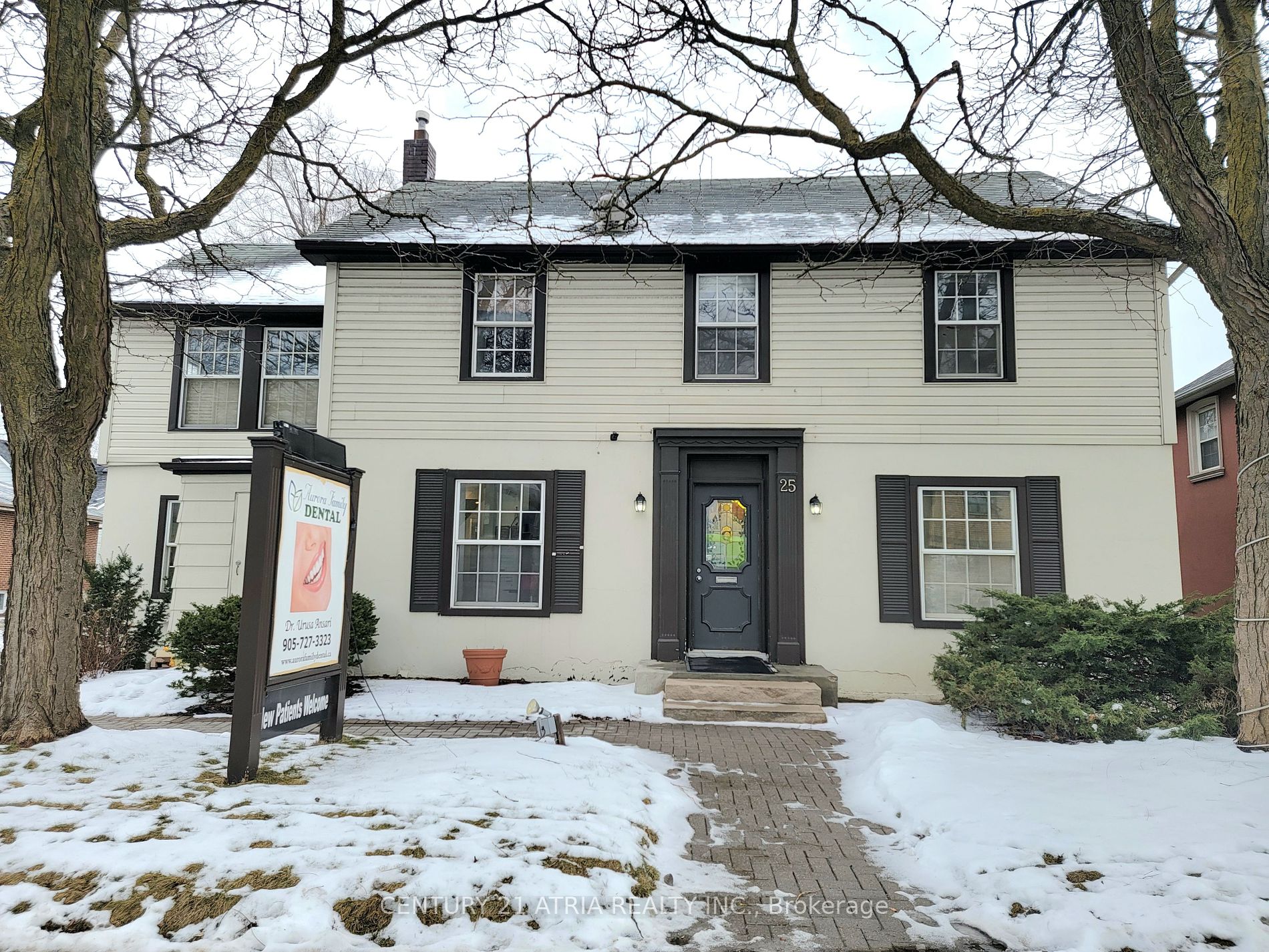 25 Wellington St E Property Photo 1