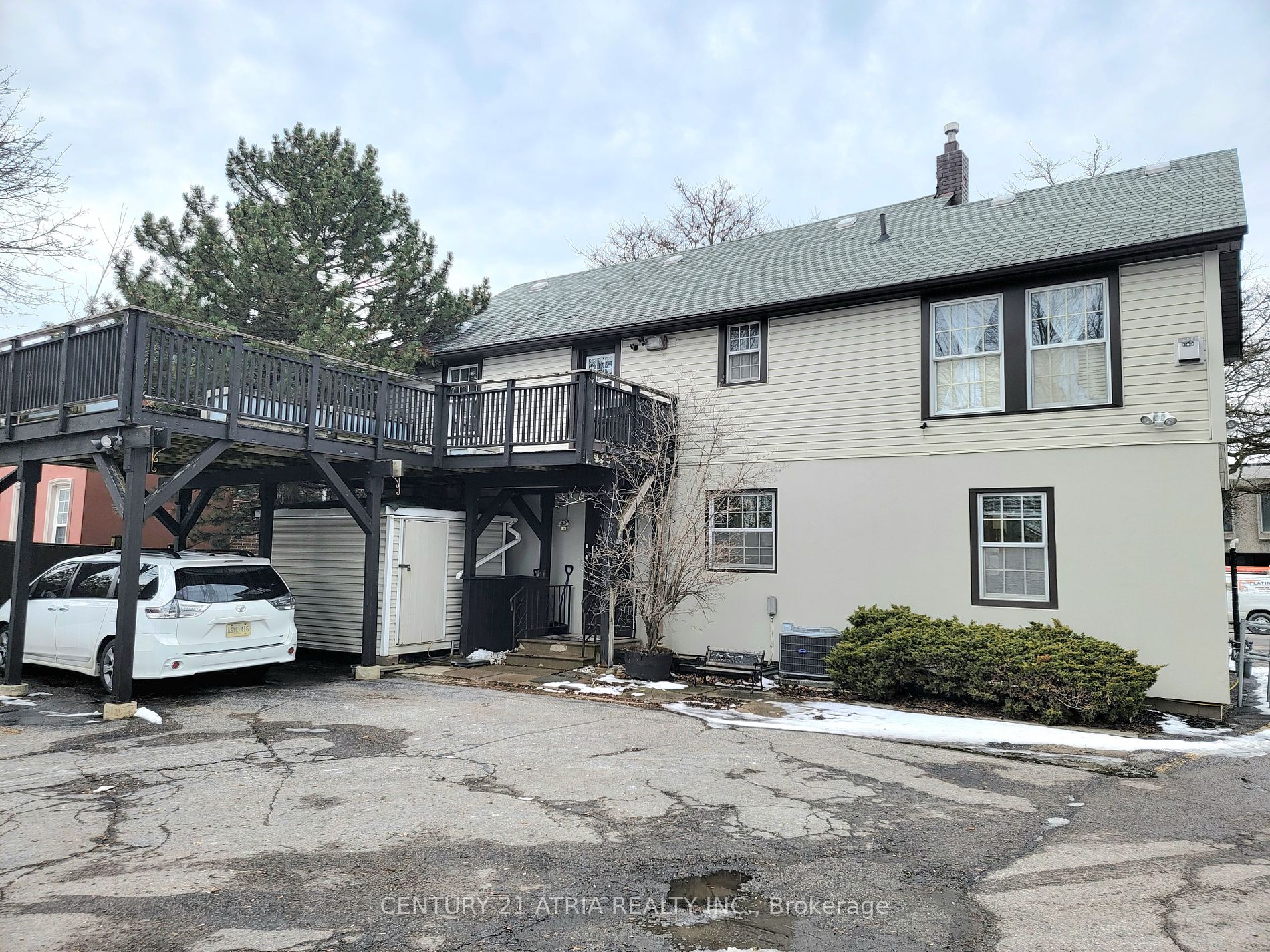 25 Wellington St E Property Photo 2