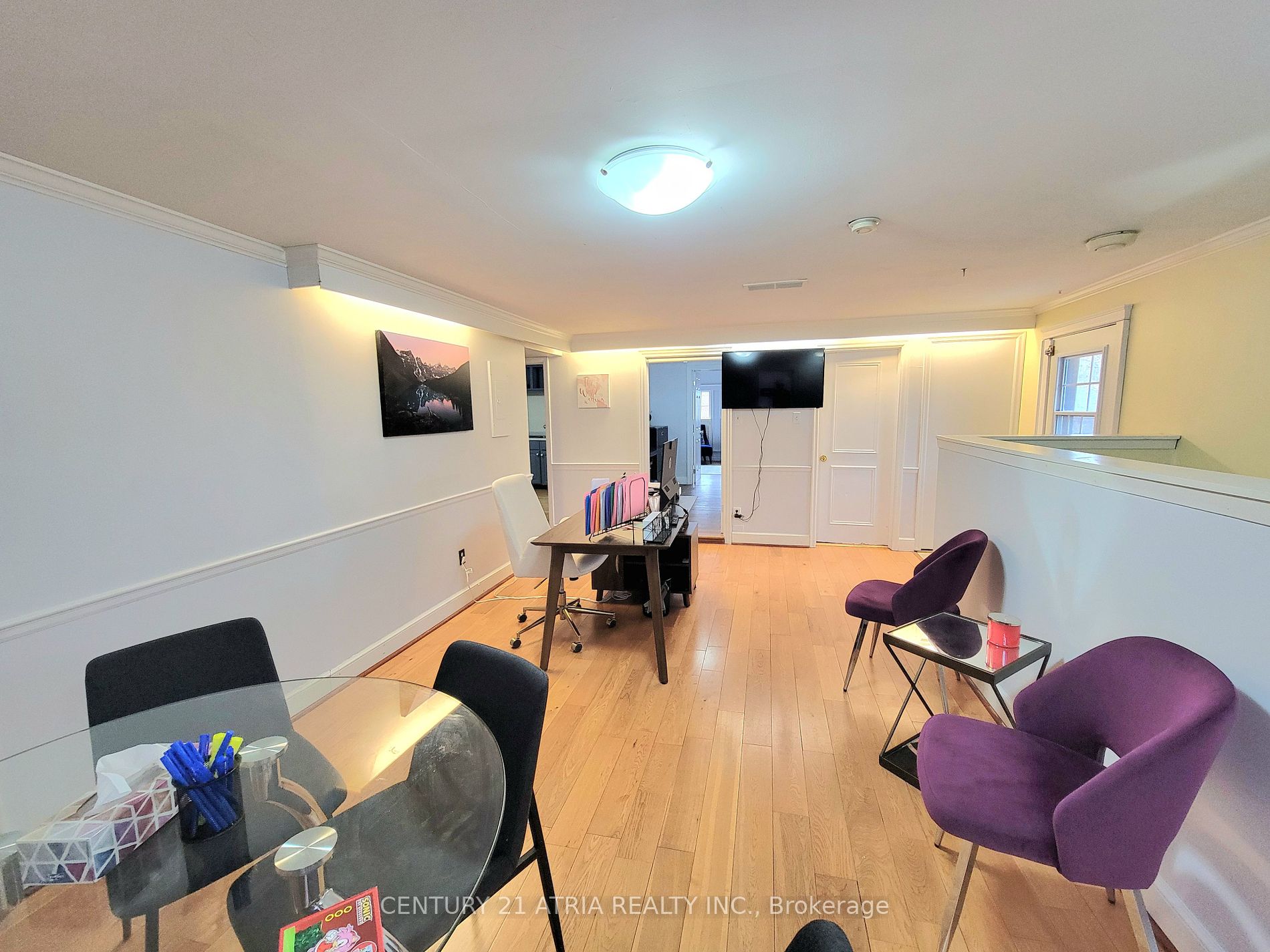25 Wellington St E Property Photo 6