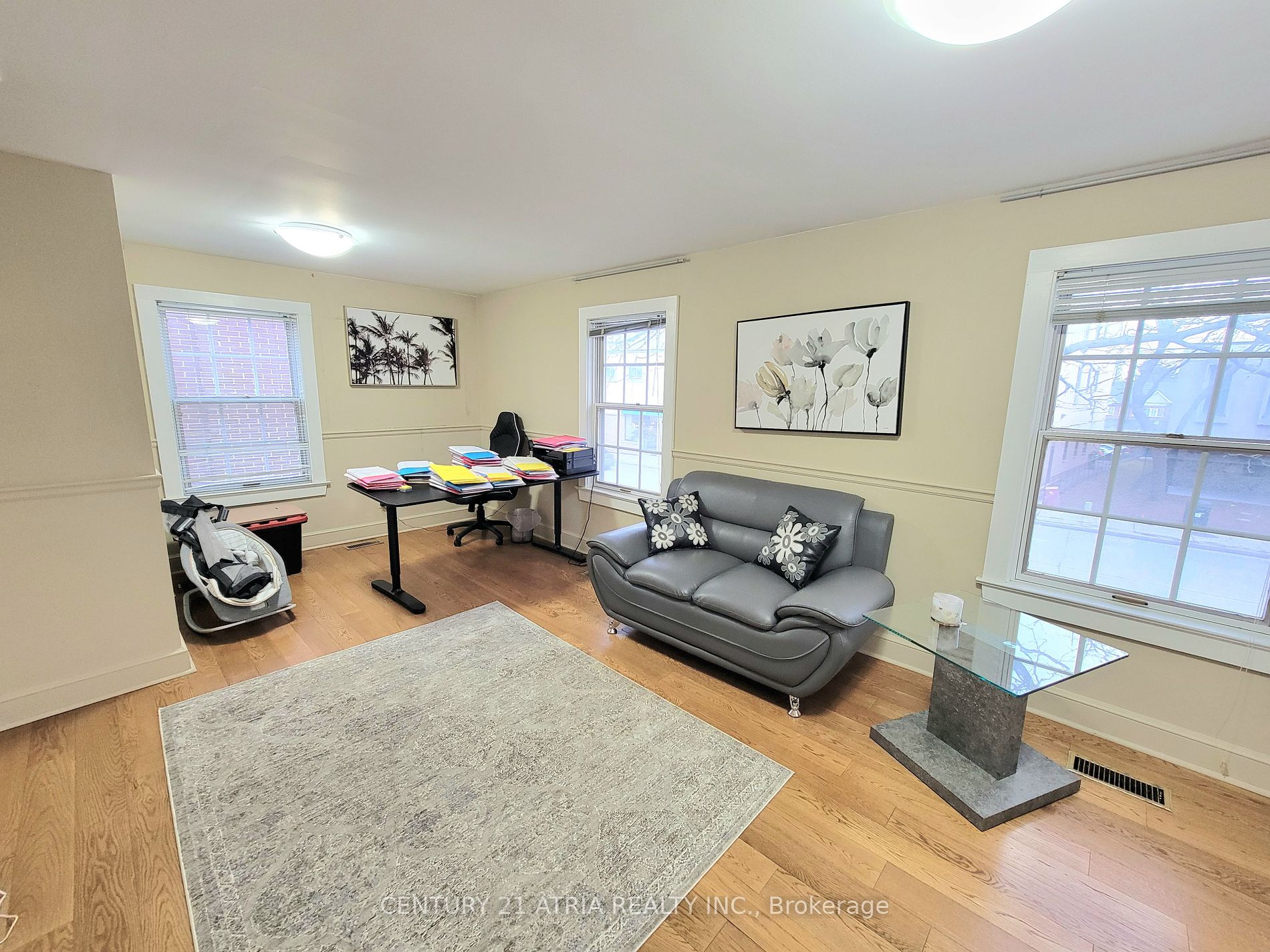25 Wellington St E Property Photo 8