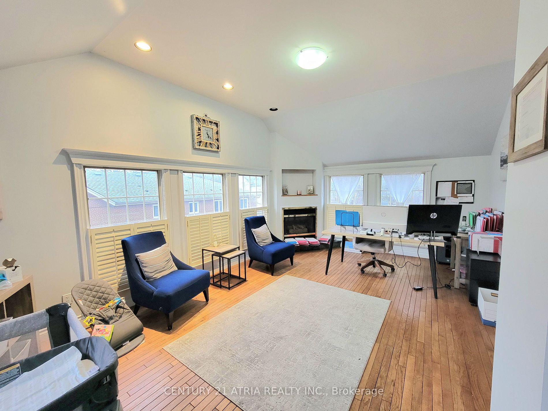 25 Wellington St E Property Photo 9