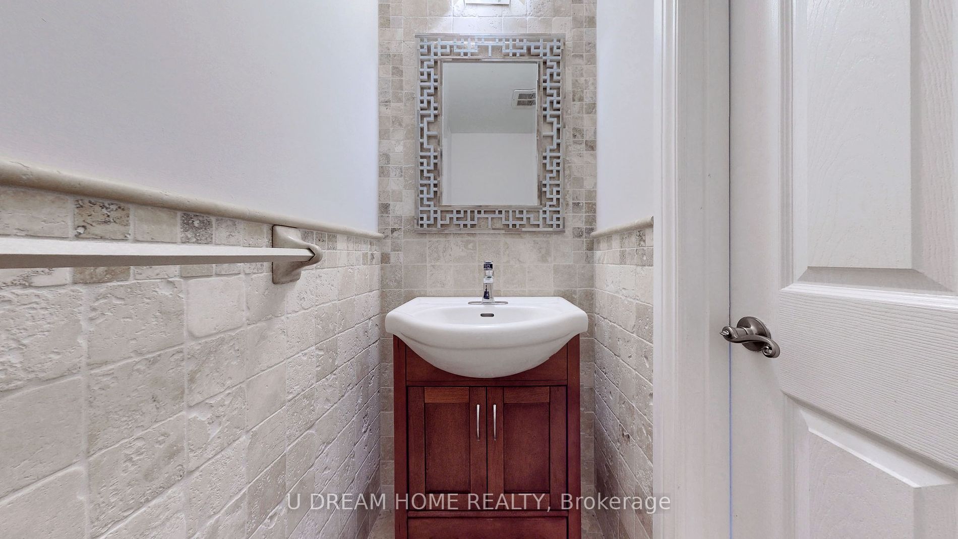 85 Lake Dr E Property Photo 7