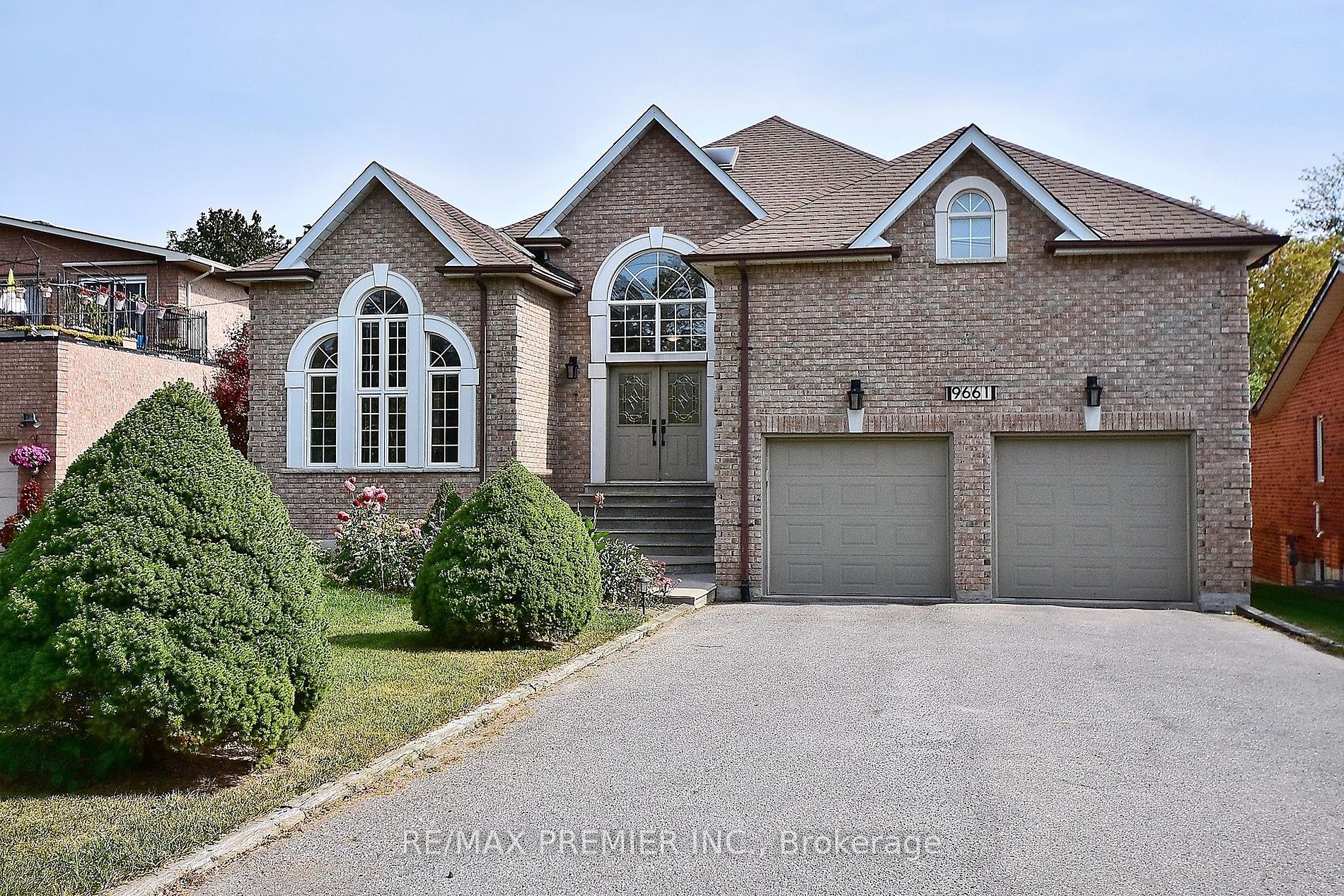 9661 Bathurst St Property Photo 1