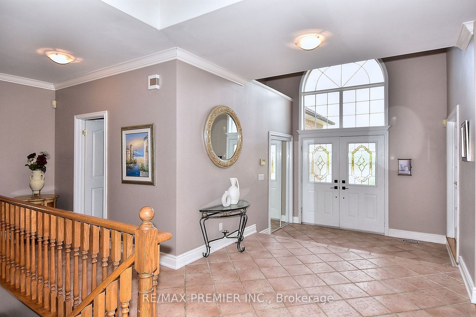 9661 Bathurst St Property Photo 3